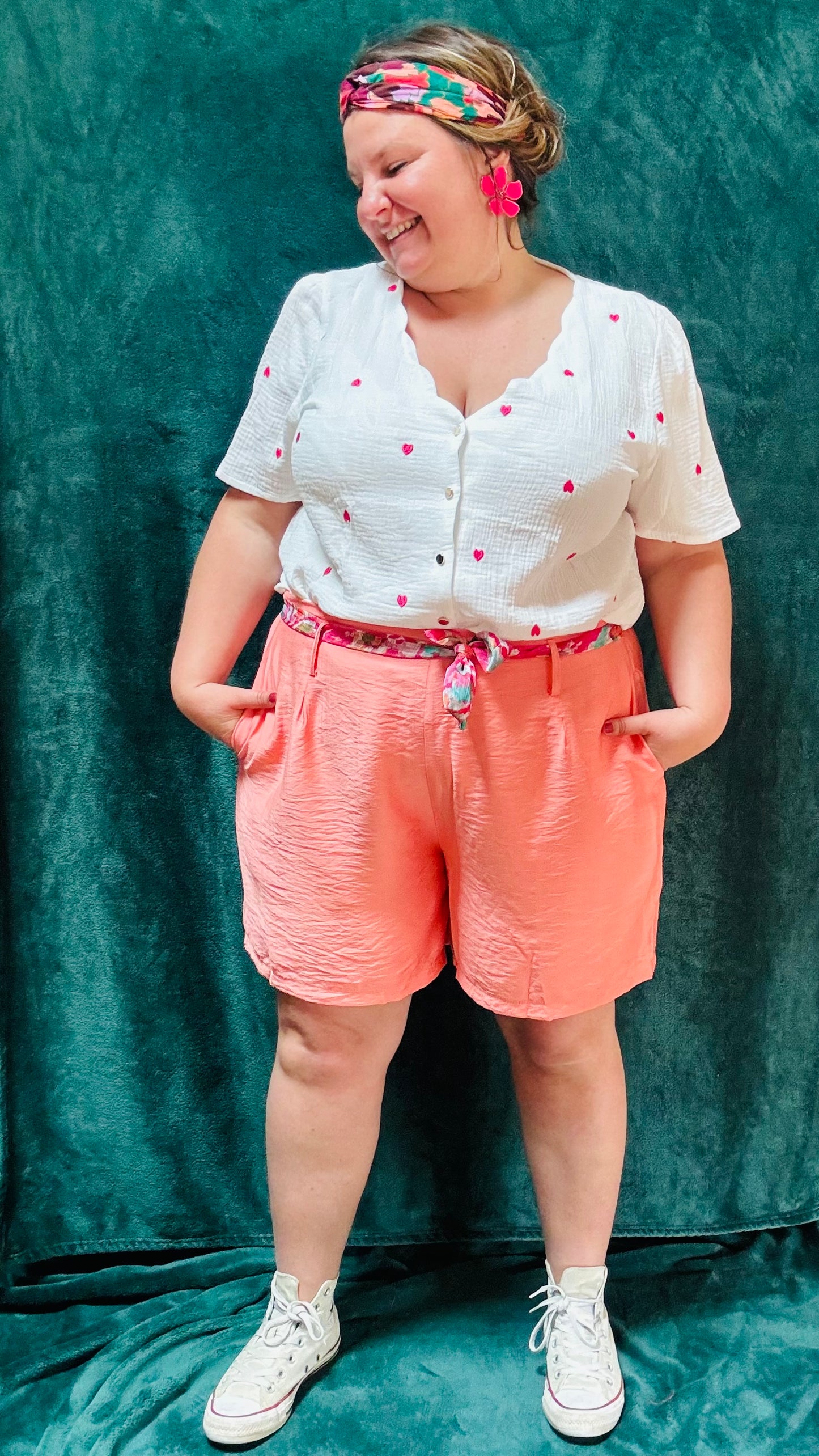 Avec ce short grande taille fluide rose saumon, alliez style et confort pour toutes vos activités estivales. Exprimez votre créativité et profitez d'un ajustement parfait et d'un confort incomparable.