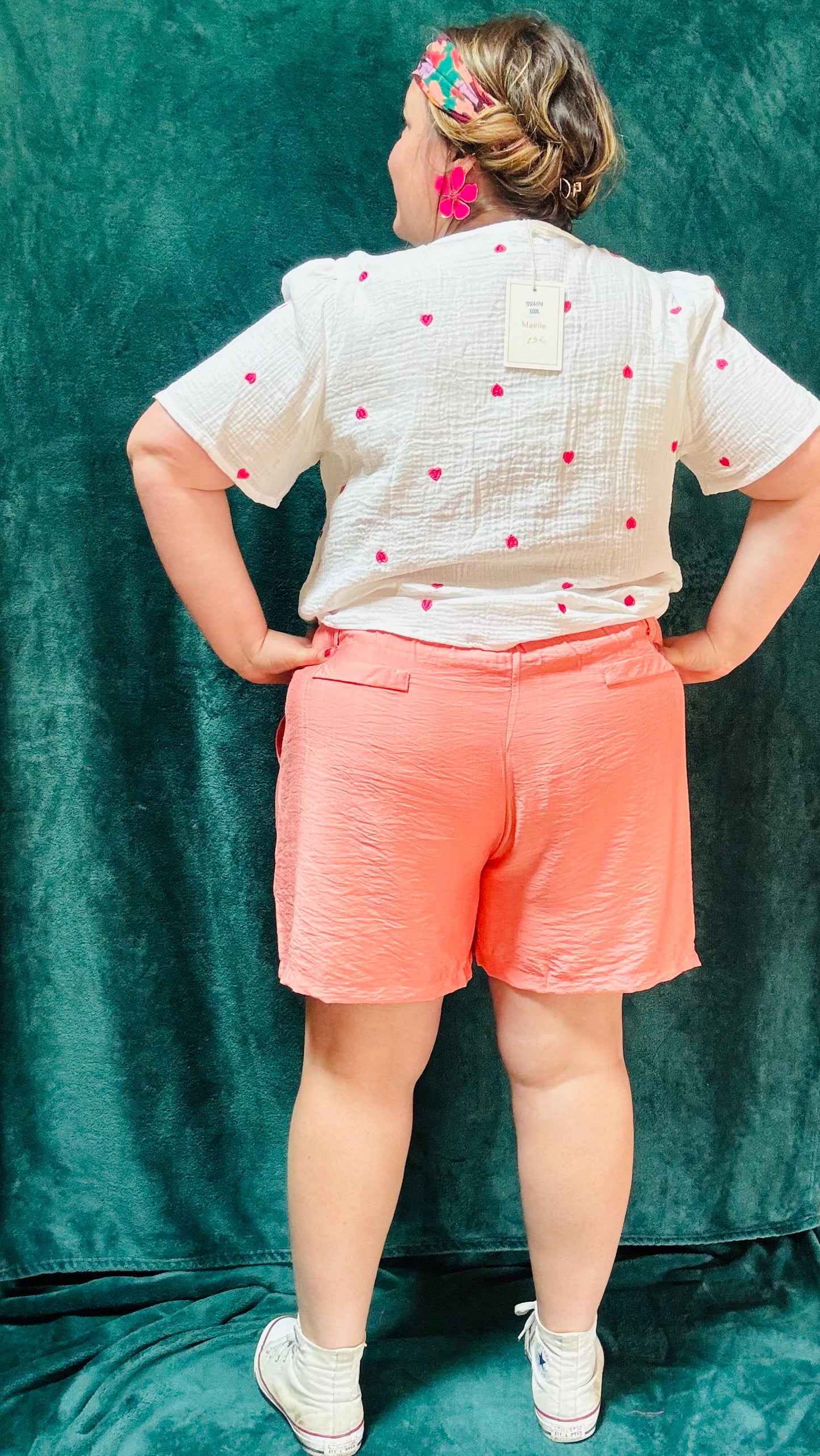 Avec ce short grande taille fluide rose saumon, alliez style et confort pour toutes vos activités estivales. Exprimez votre créativité et profitez d'un ajustement parfait et d'un confort incomparable.