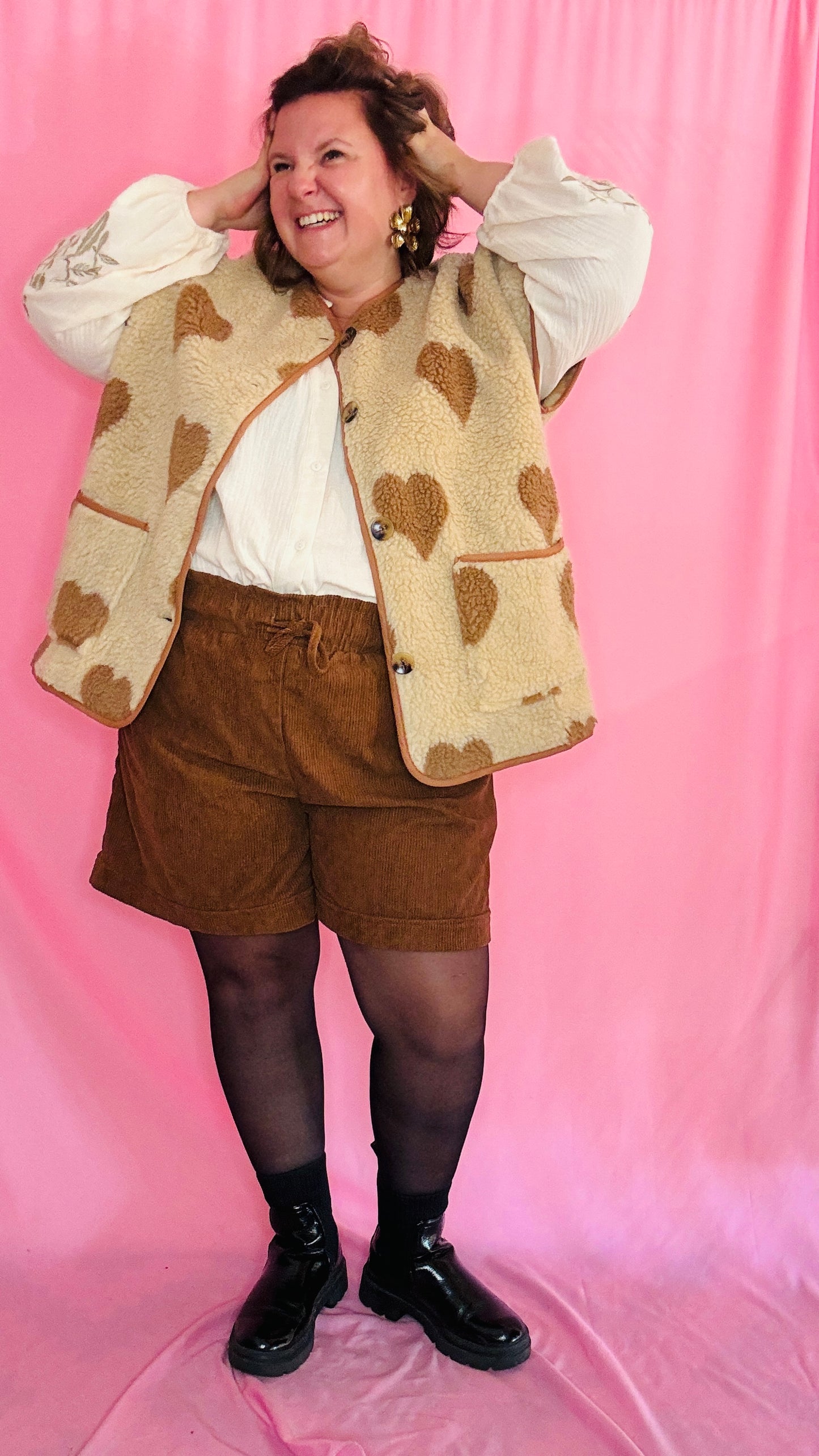 Ce short grande taille en velours camel est le choix idéal pour celles qui veulent combiner confort et style avec un look rock et naturel, parfait pour toutes les occasions.