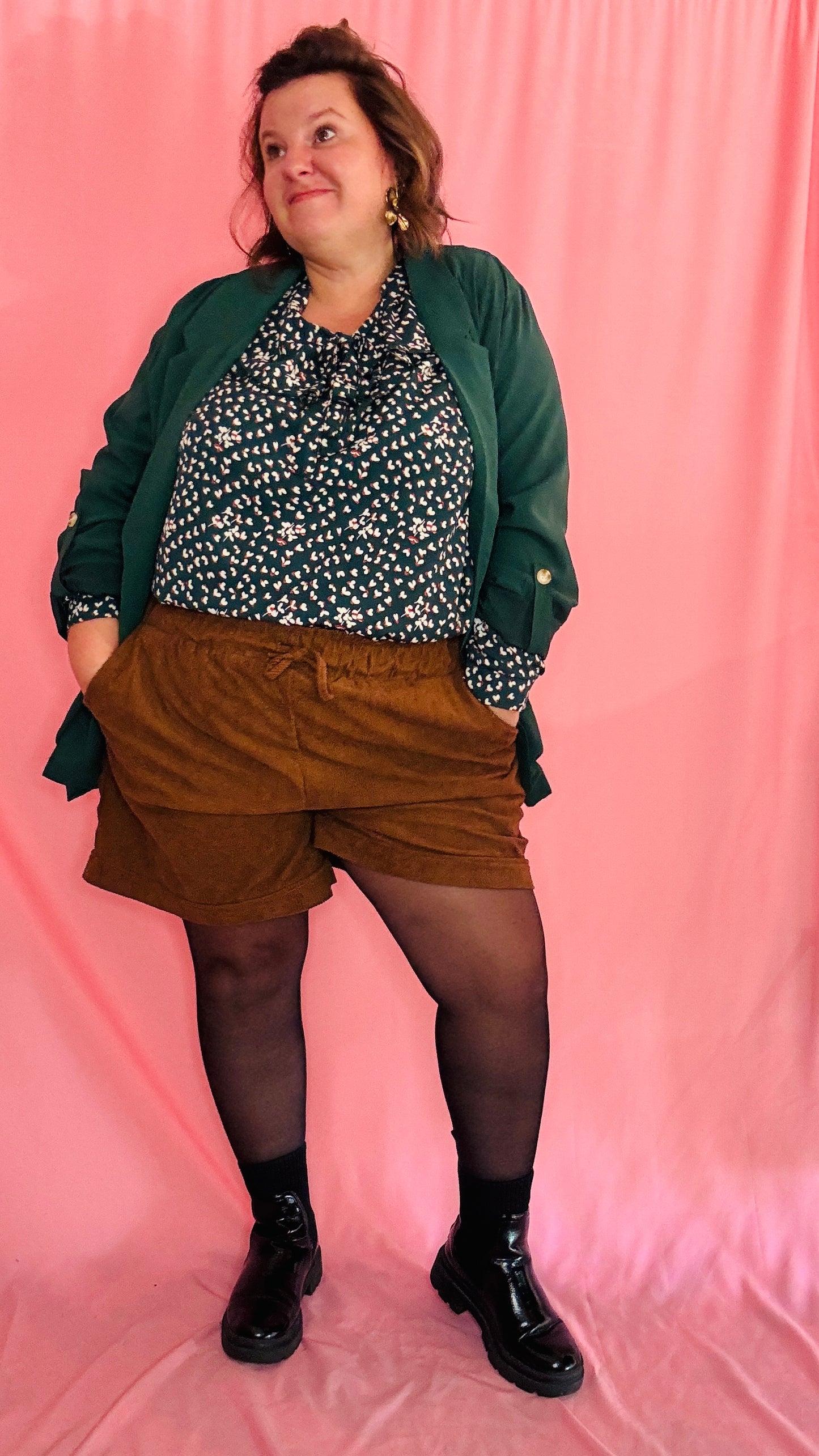 Ce short grande taille en velours camel est le choix idéal pour celles qui veulent combiner confort et style avec un look rock et naturel, parfait pour toutes les occasions.
