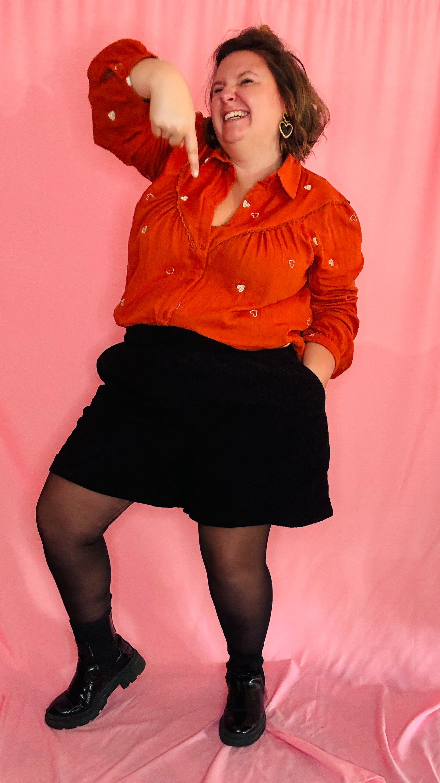 Ce short grande taille en velours noir est le choix idéal pour celles qui veulent combiner confort et style avec un look rock et naturel, parfait pour toutes les occasions.