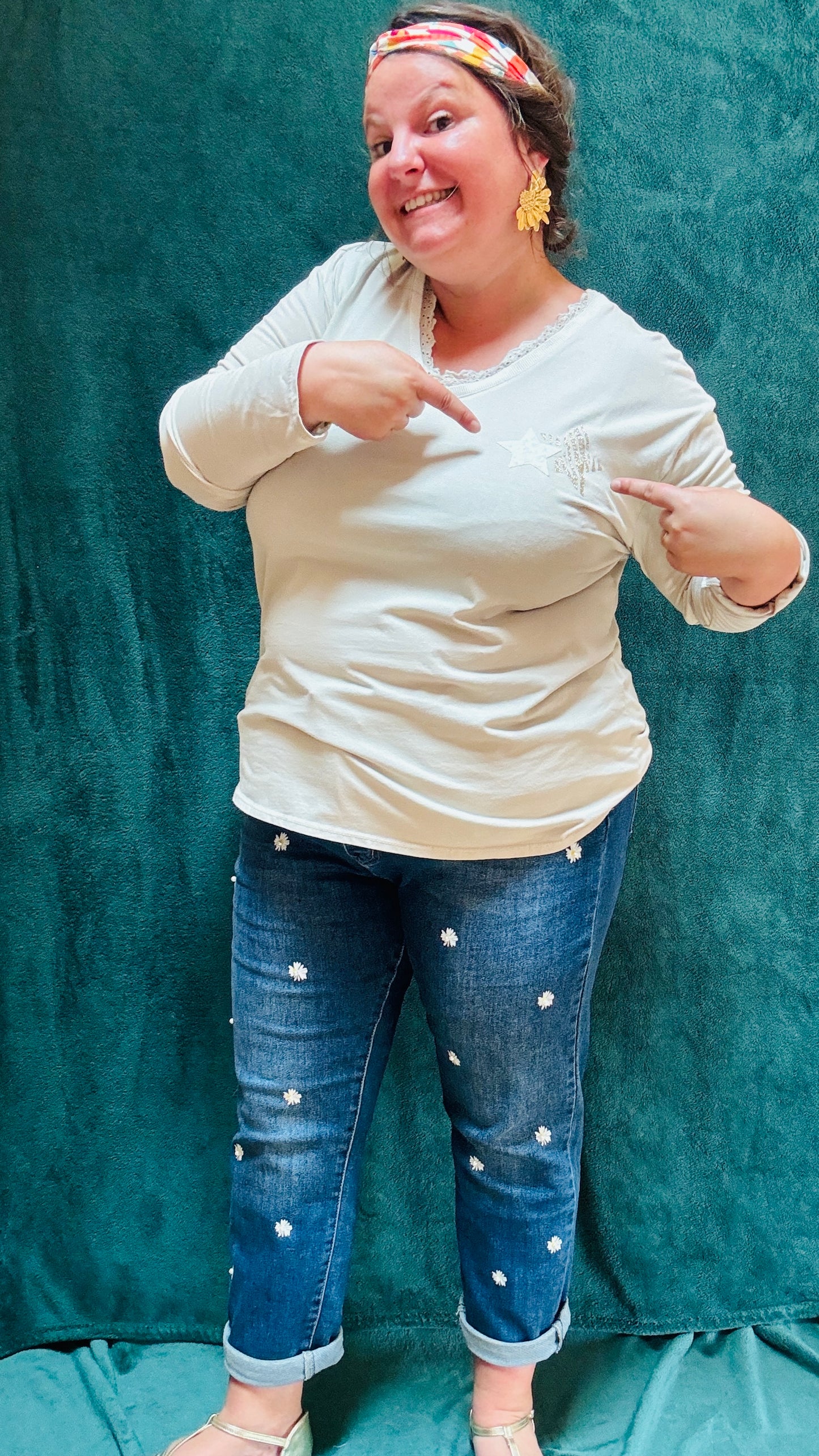 Avec ce teeshirt manches longues grande taille beige, vous alliez confort et style. Que ce soit pour une journée de travail ou une soirée entre amis, ce teeshirt saura sublimer votre look avec son col V en dentelle et son détail étoile discret.