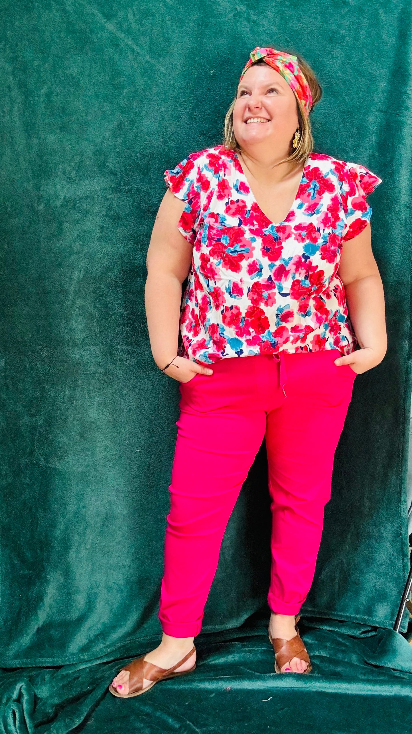 Avec ce top grande taille aux motifs fleuris, ajoutez une touche de couleur et de peps à votre garde-robe. Que ce soit pour une journée de travail, une sortie décontractée ou une occasion spéciale, ce top saura vous accompagner avec élégance et originalité.