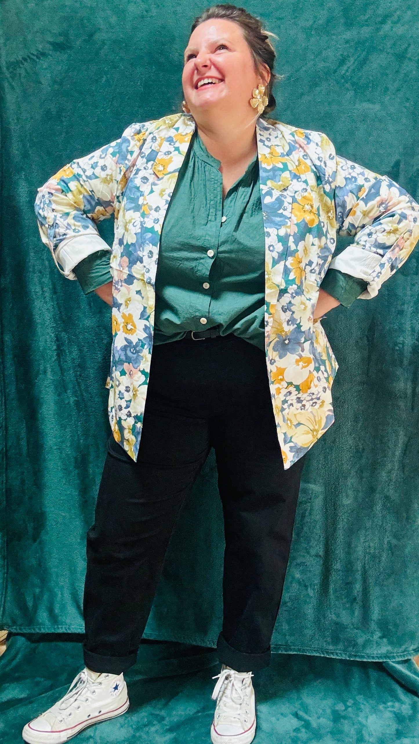 Ce blazer grande taille à motifs fleuris bleu colorés est la pièce qu'il vous faut pour exprimer votre personnalité et votre style avec une élégance et une touche artistique inégalée.
