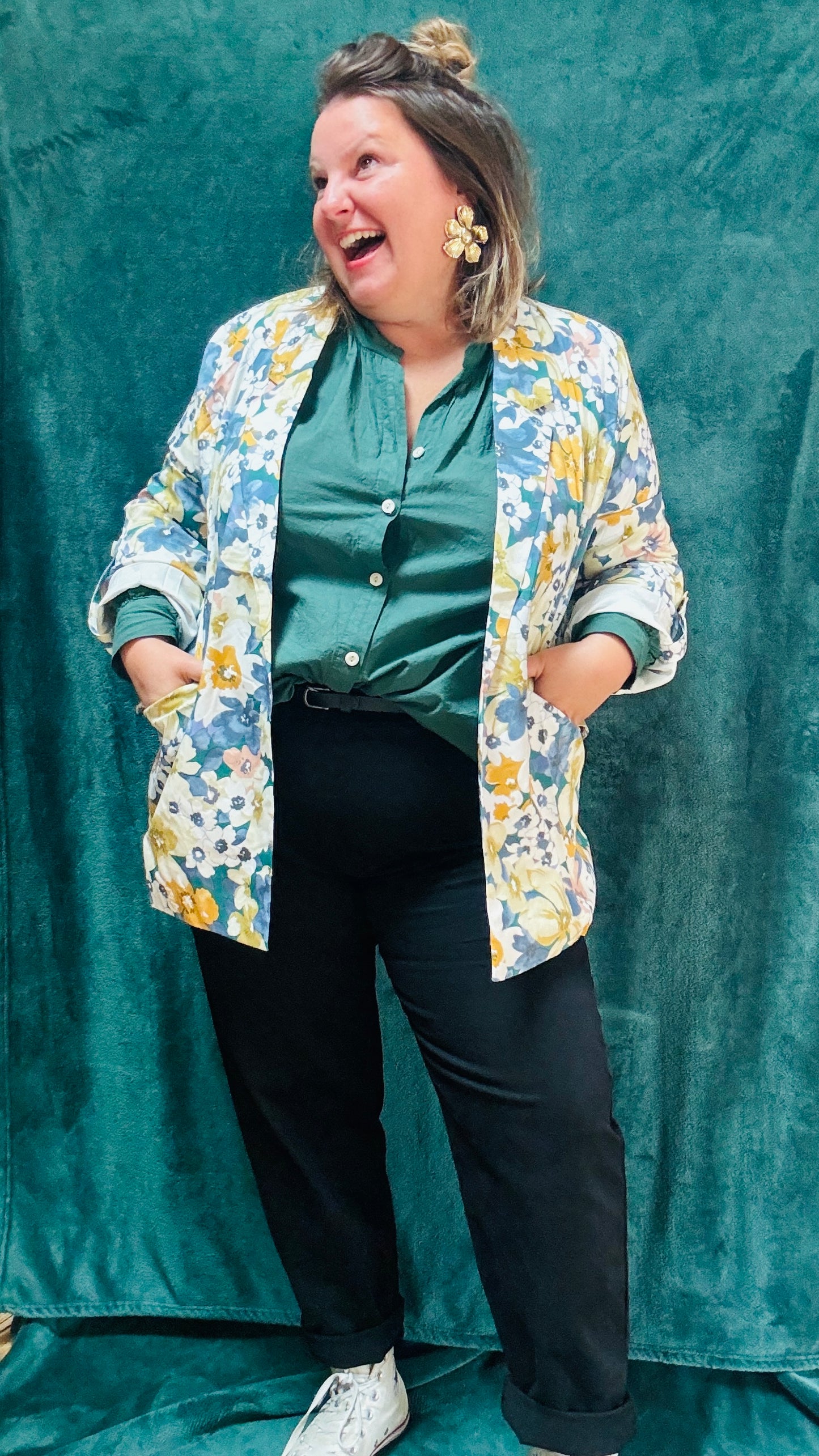 Ce blazer grande taille à motifs fleuris bleu colorés est la pièce qu'il vous faut pour exprimer votre personnalité et votre style avec une élégance et une touche artistique inégalée.