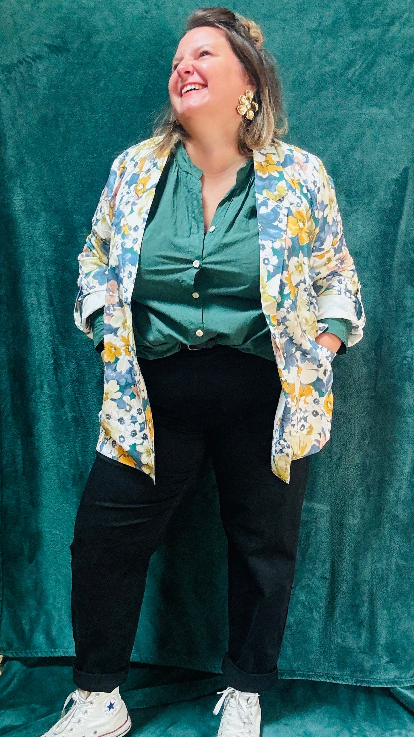 Ce blazer grande taille à motifs fleuris bleu colorés est la pièce qu'il vous faut pour exprimer votre personnalité et votre style avec une élégance et une touche artistique inégalée.
