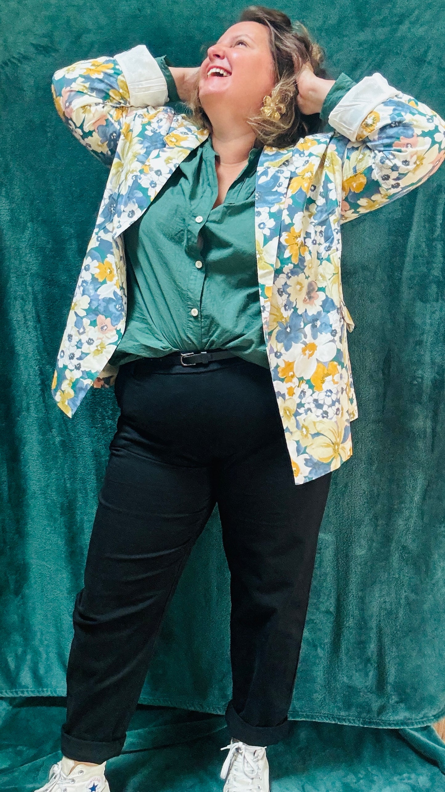 Ce blazer grande taille à motifs fleuris bleu colorés est la pièce qu'il vous faut pour exprimer votre personnalité et votre style avec une élégance et une touche artistique inégalée.