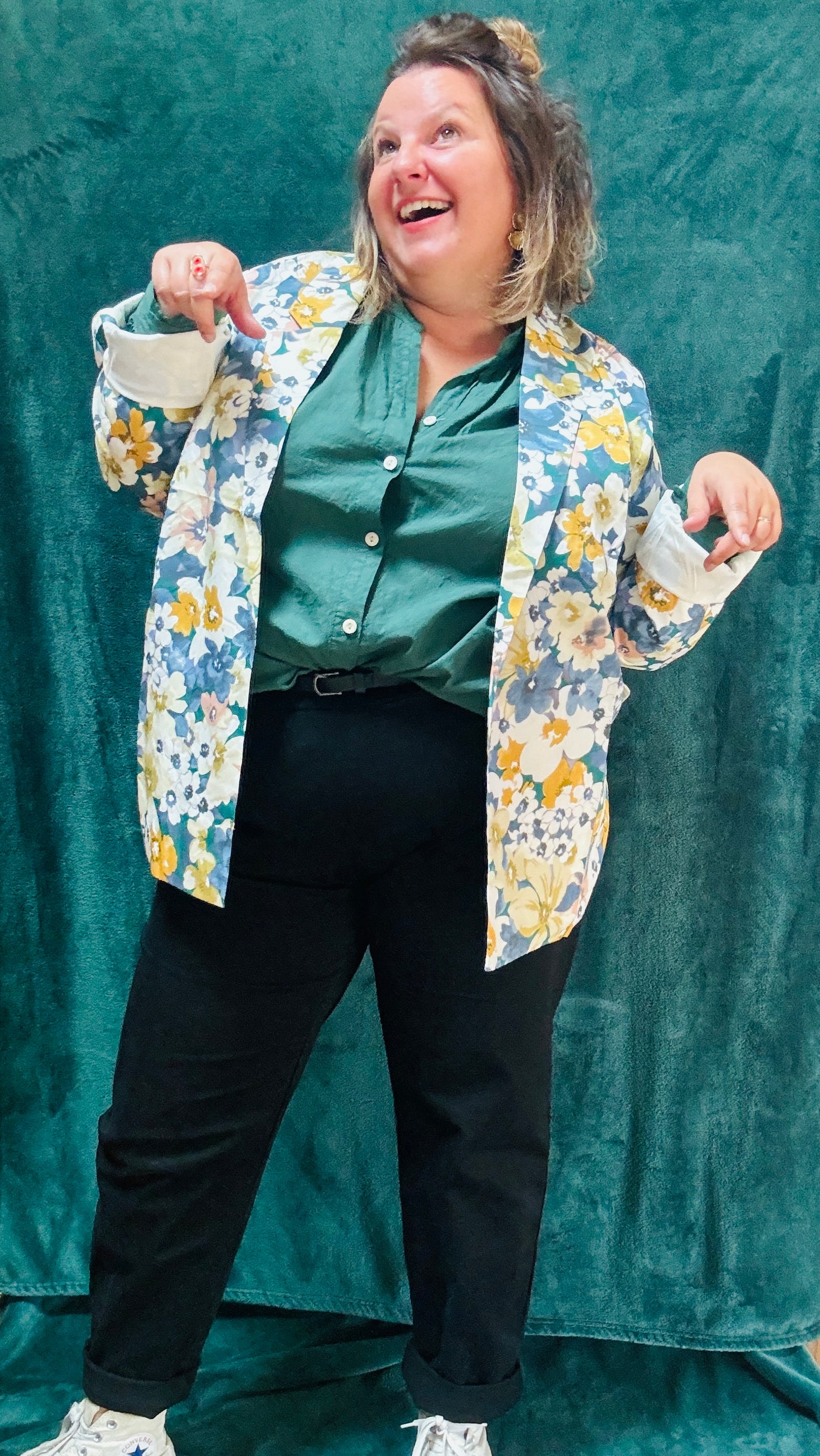Ce blazer grande taille à motifs fleuris bleu colorés est la pièce qu'il vous faut pour exprimer votre personnalité et votre style avec une élégance et une touche artistique inégalée.