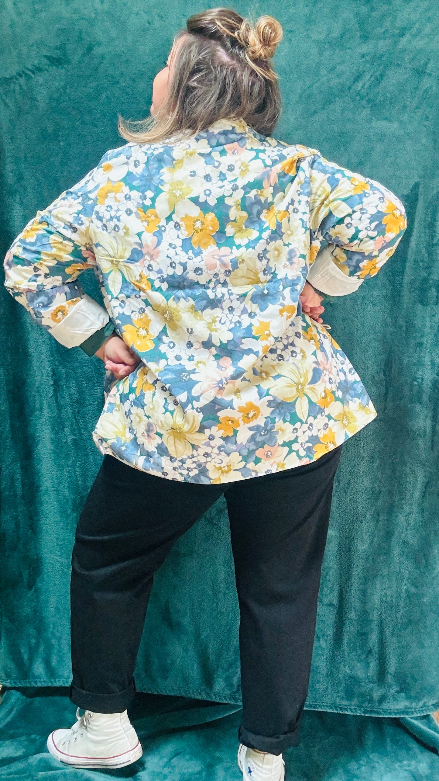 Ce blazer grande taille à motifs fleuris bleu colorés est la pièce qu'il vous faut pour exprimer votre personnalité et votre style avec une élégance et une touche artistique inégalée.