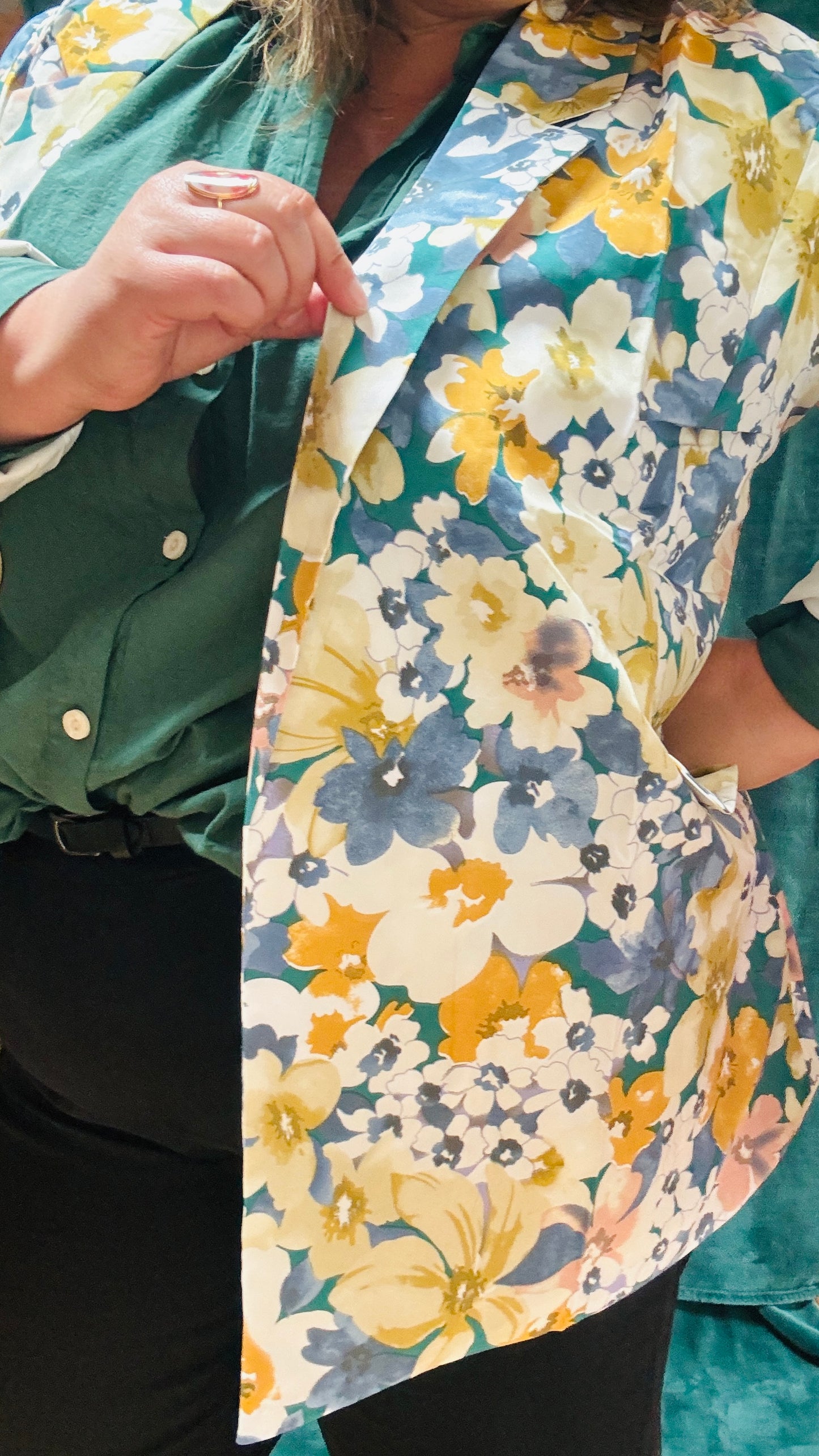 Ce blazer grande taille à motifs fleuris bleu colorés est la pièce qu'il vous faut pour exprimer votre personnalité et votre style avec une élégance et une touche artistique inégalée.