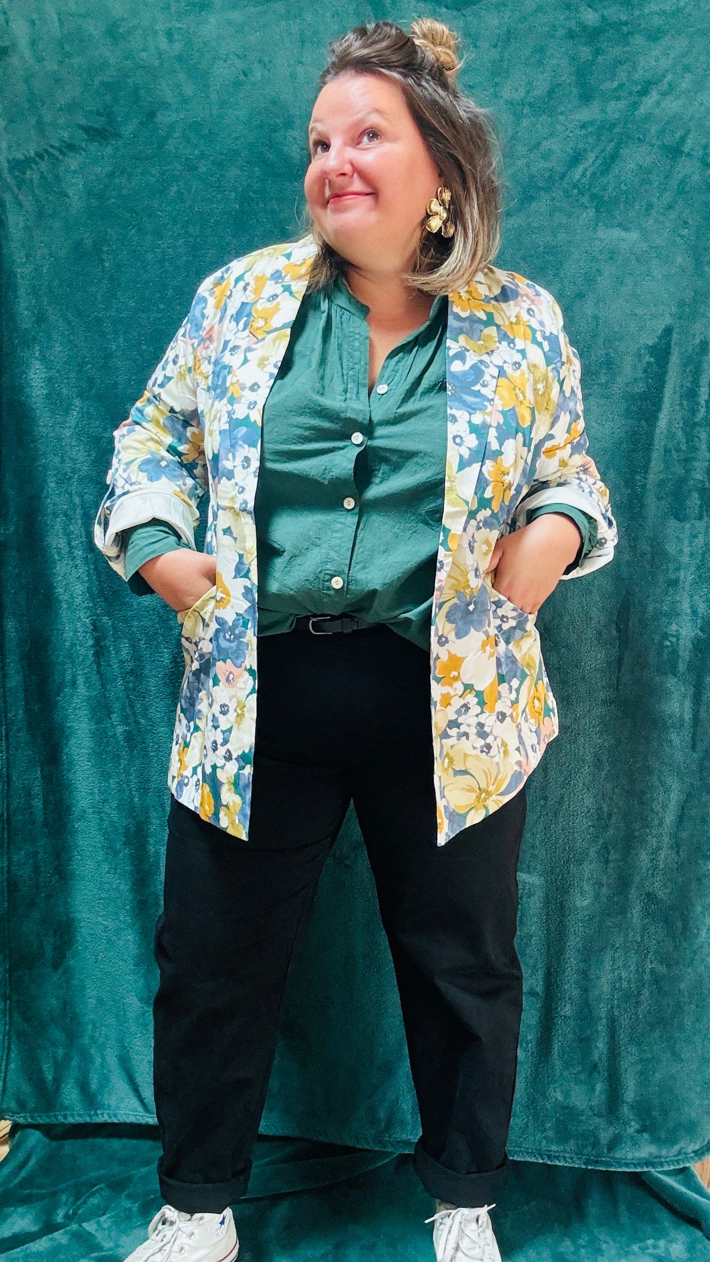 Ce blazer grande taille à motifs fleuris bleu colorés est la pièce qu'il vous faut pour exprimer votre personnalité et votre style avec une élégance et une touche artistique inégalée.