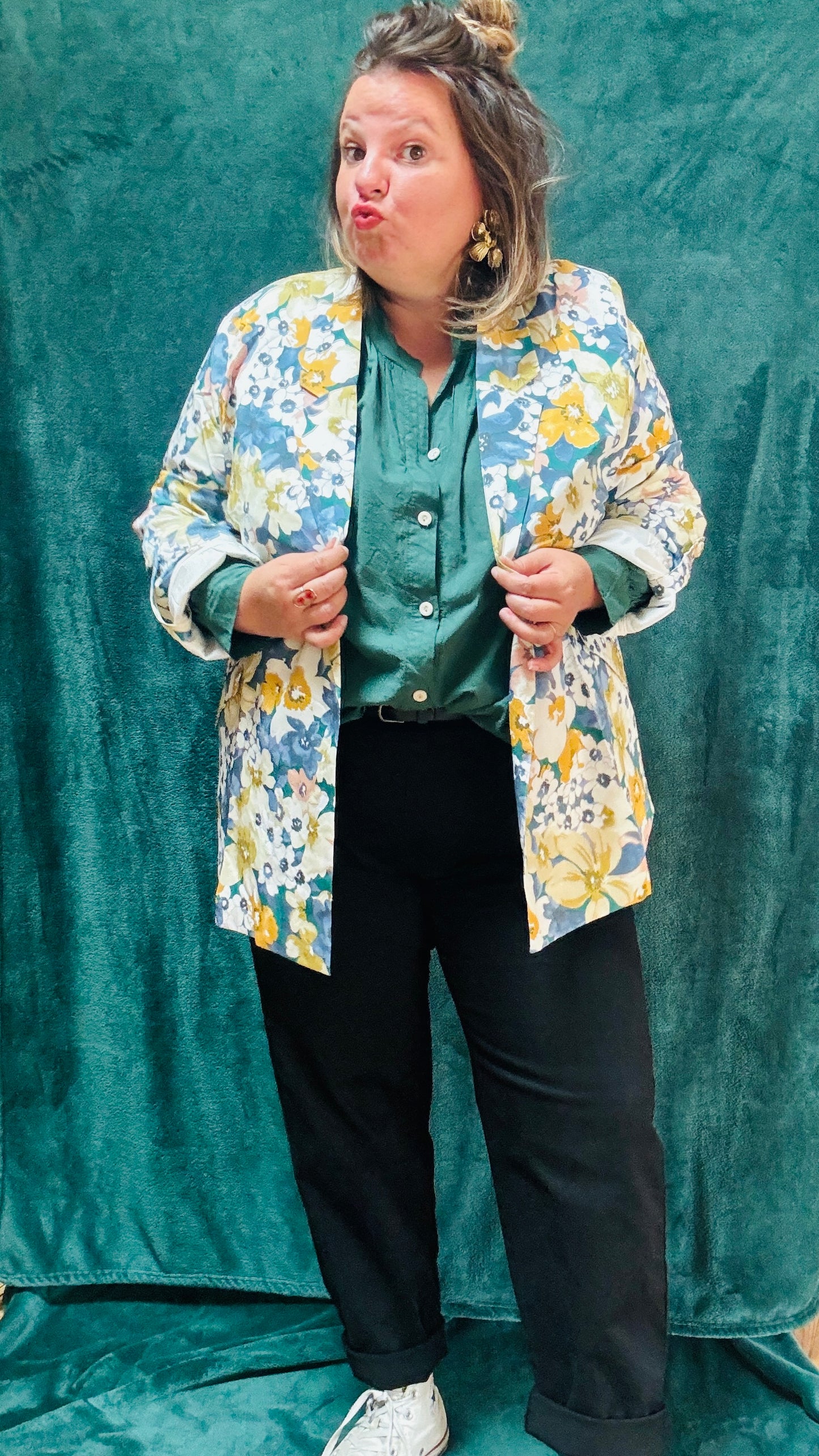 Ce blazer grande taille à motifs fleuris bleu colorés est la pièce qu'il vous faut pour exprimer votre personnalité et votre style avec une élégance et une touche artistique inégalée.