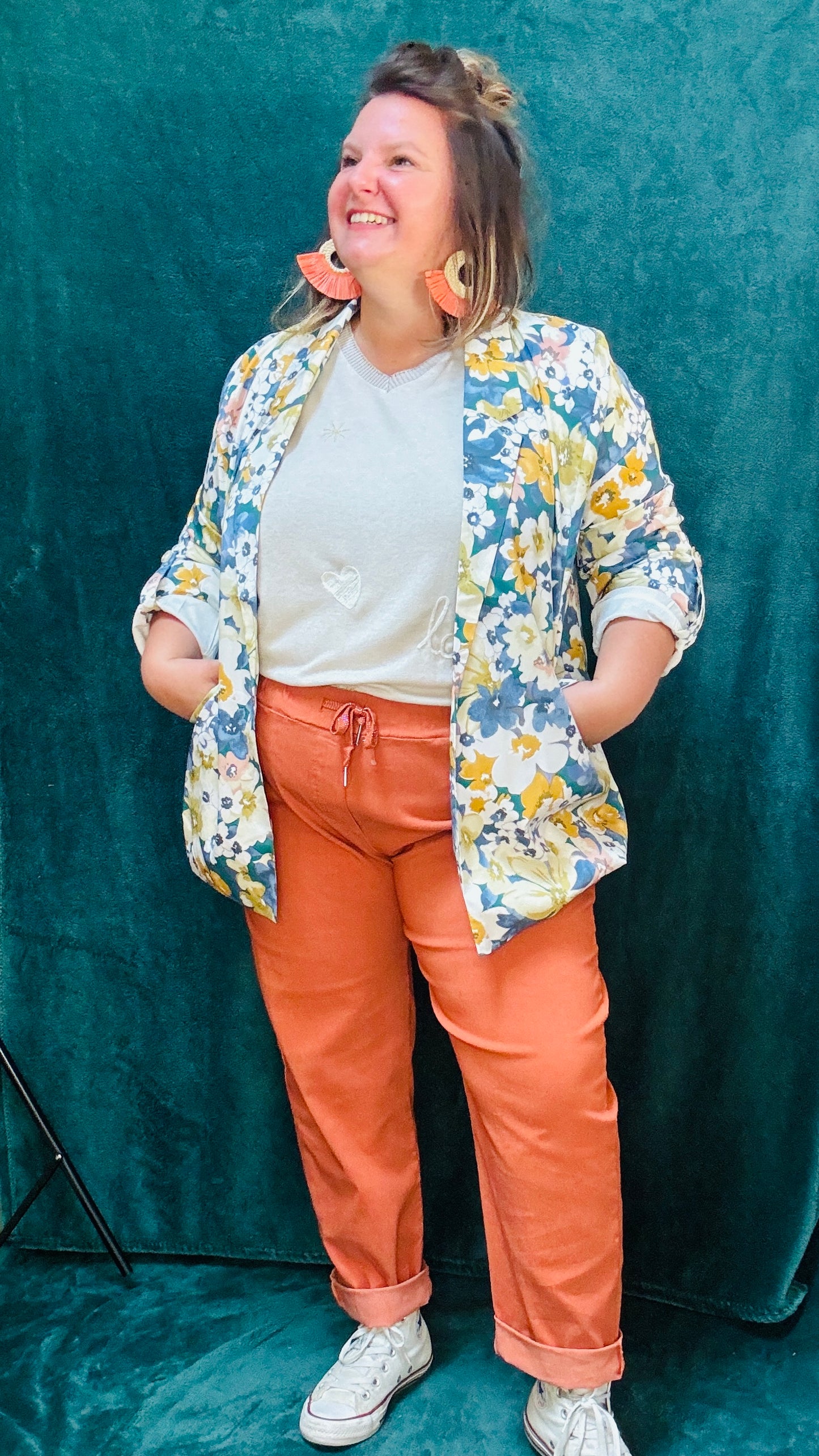 Ce blazer grande taille à motifs fleuris bleu colorés est la pièce qu'il vous faut pour exprimer votre personnalité et votre style avec une élégance et une touche artistique inégalée.