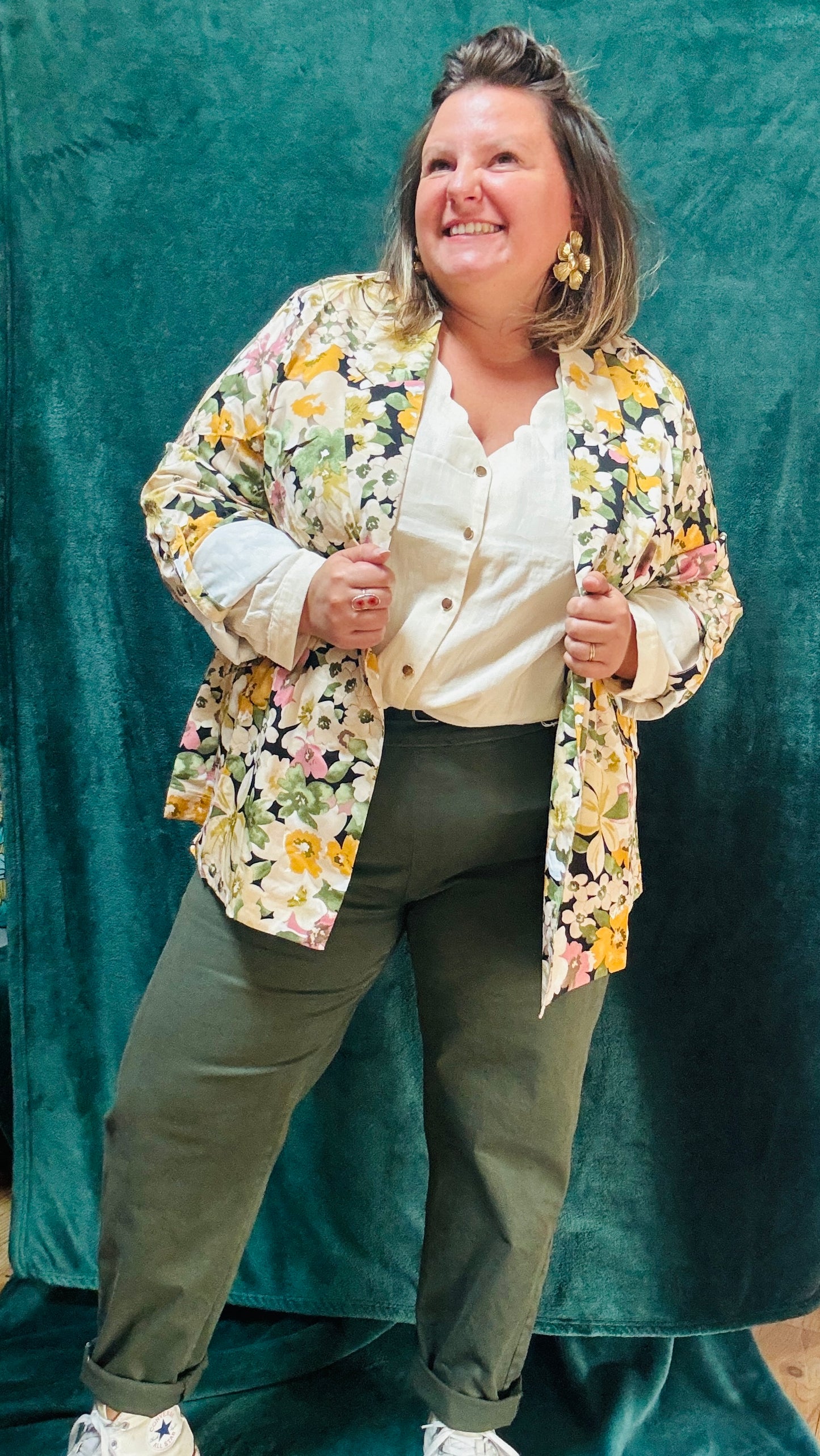 Ce blazer grande taille à motifs fleuris kaki colorés est la pièce qu'il vous faut pour exprimer votre personnalité et votre style avec une élégance et une touche artistique inégalée.