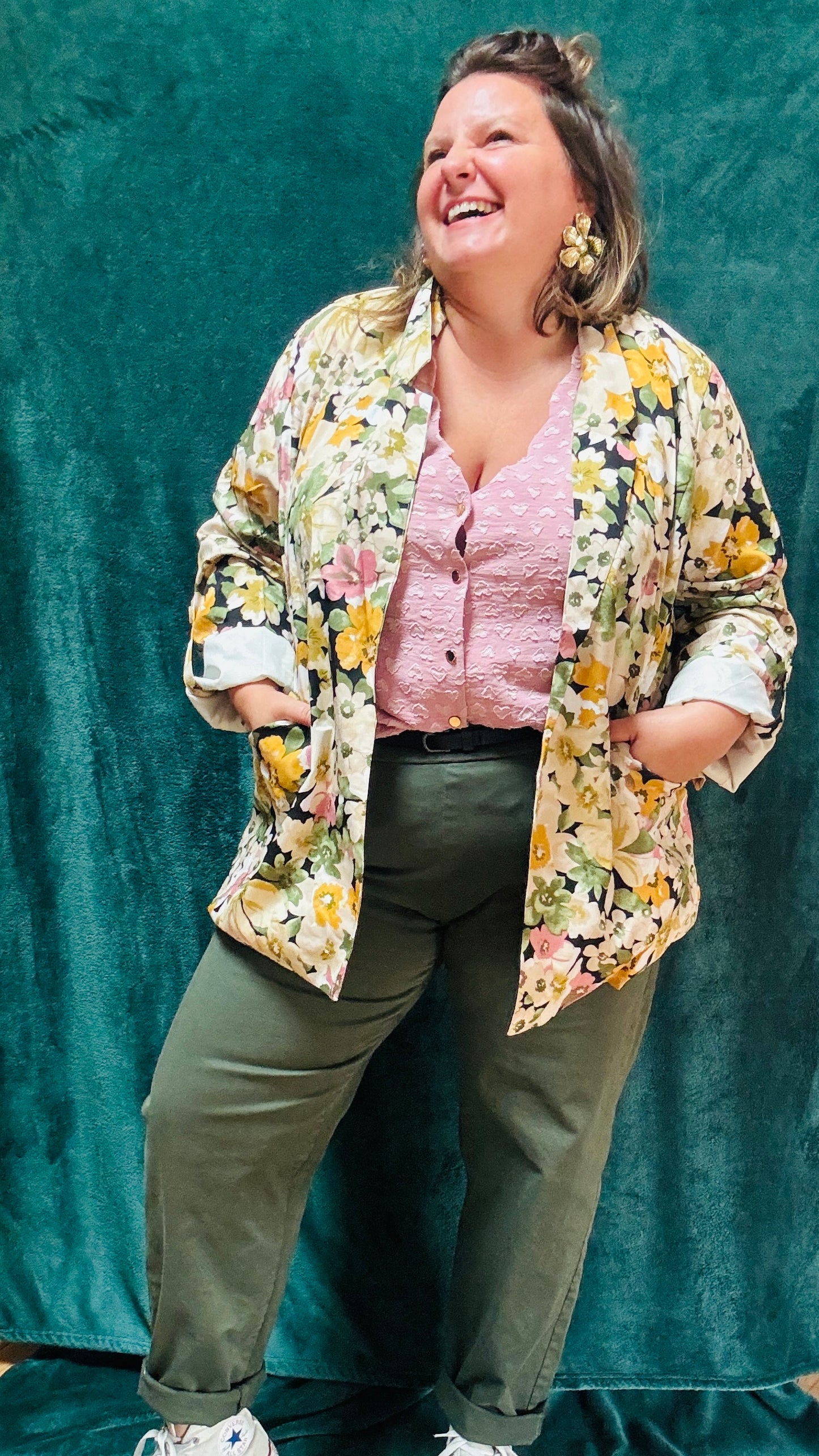 Ce blazer grande taille à motifs fleuris kaki colorés est la pièce qu'il vous faut pour exprimer votre personnalité et votre style avec une élégance et une touche artistique inégalée.