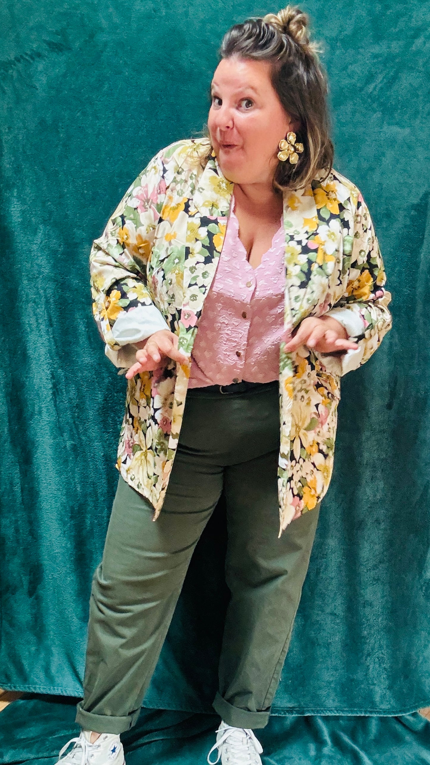 Ce blazer grande taille à motifs fleuris kaki colorés est la pièce qu'il vous faut pour exprimer votre personnalité et votre style avec une élégance et une touche artistique inégalée.