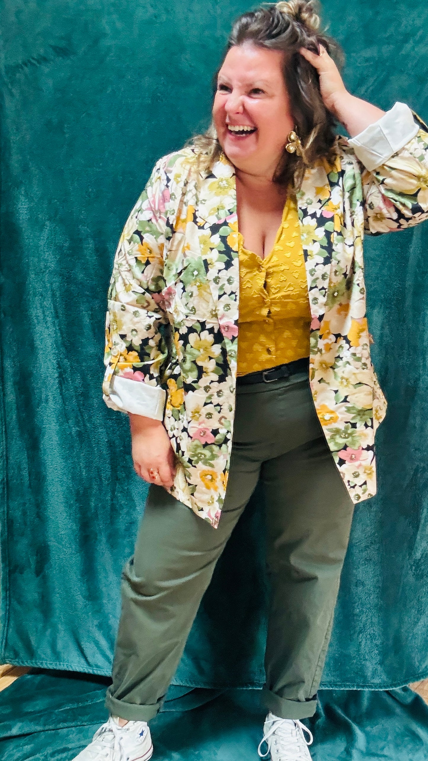 Ce blazer grande taille à motifs fleuris kaki colorés est la pièce qu'il vous faut pour exprimer votre personnalité et votre style avec une élégance et une touche artistique inégalée.