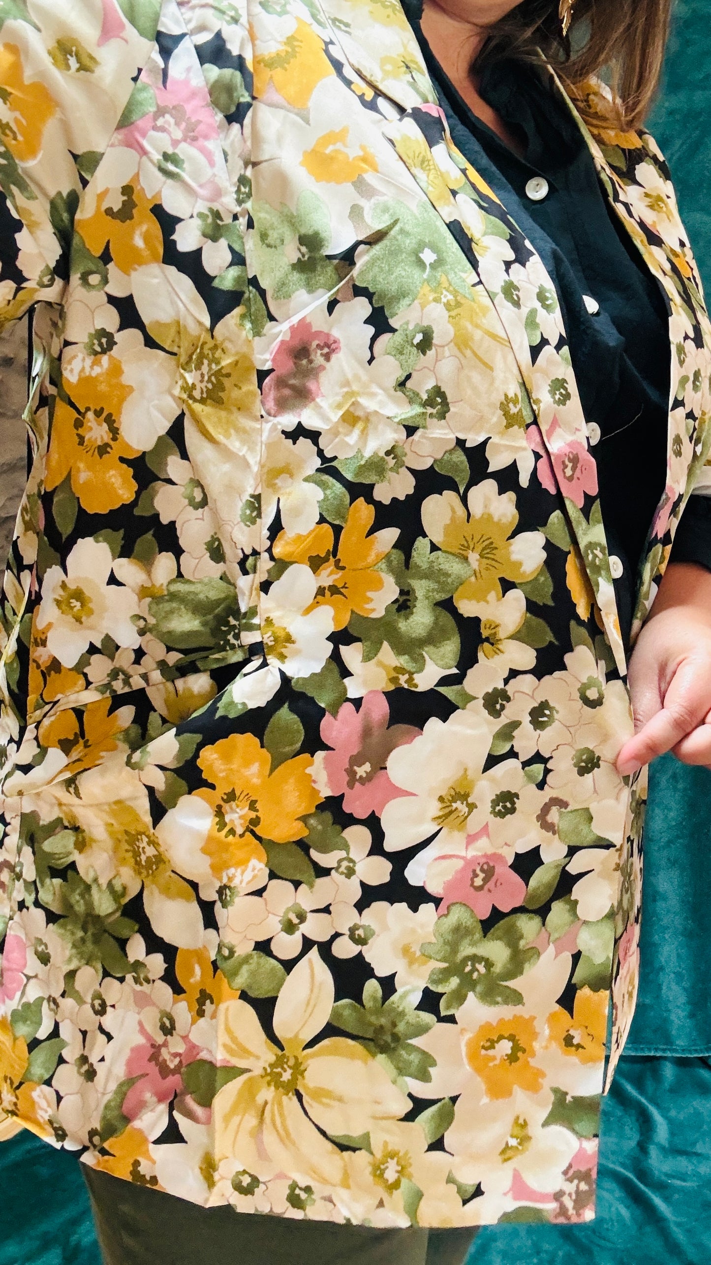 Ce blazer grande taille à motifs fleuris kaki colorés est la pièce qu'il vous faut pour exprimer votre personnalité et votre style avec une élégance et une touche artistique inégalée.