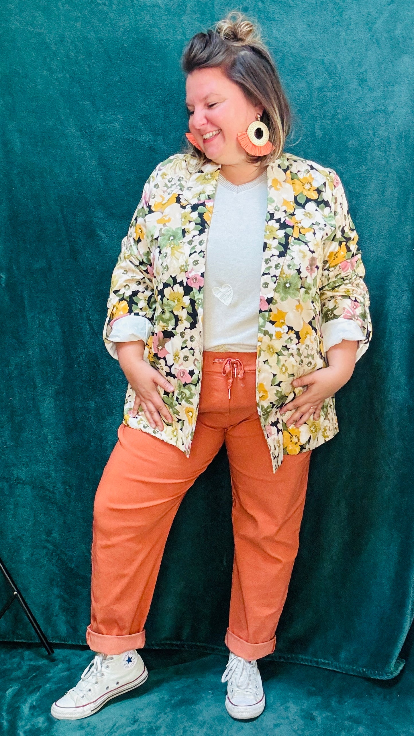 Ce blazer grande taille à motifs fleuris kaki colorés est la pièce qu'il vous faut pour exprimer votre personnalité et votre style avec une élégance et une touche artistique inégalée.