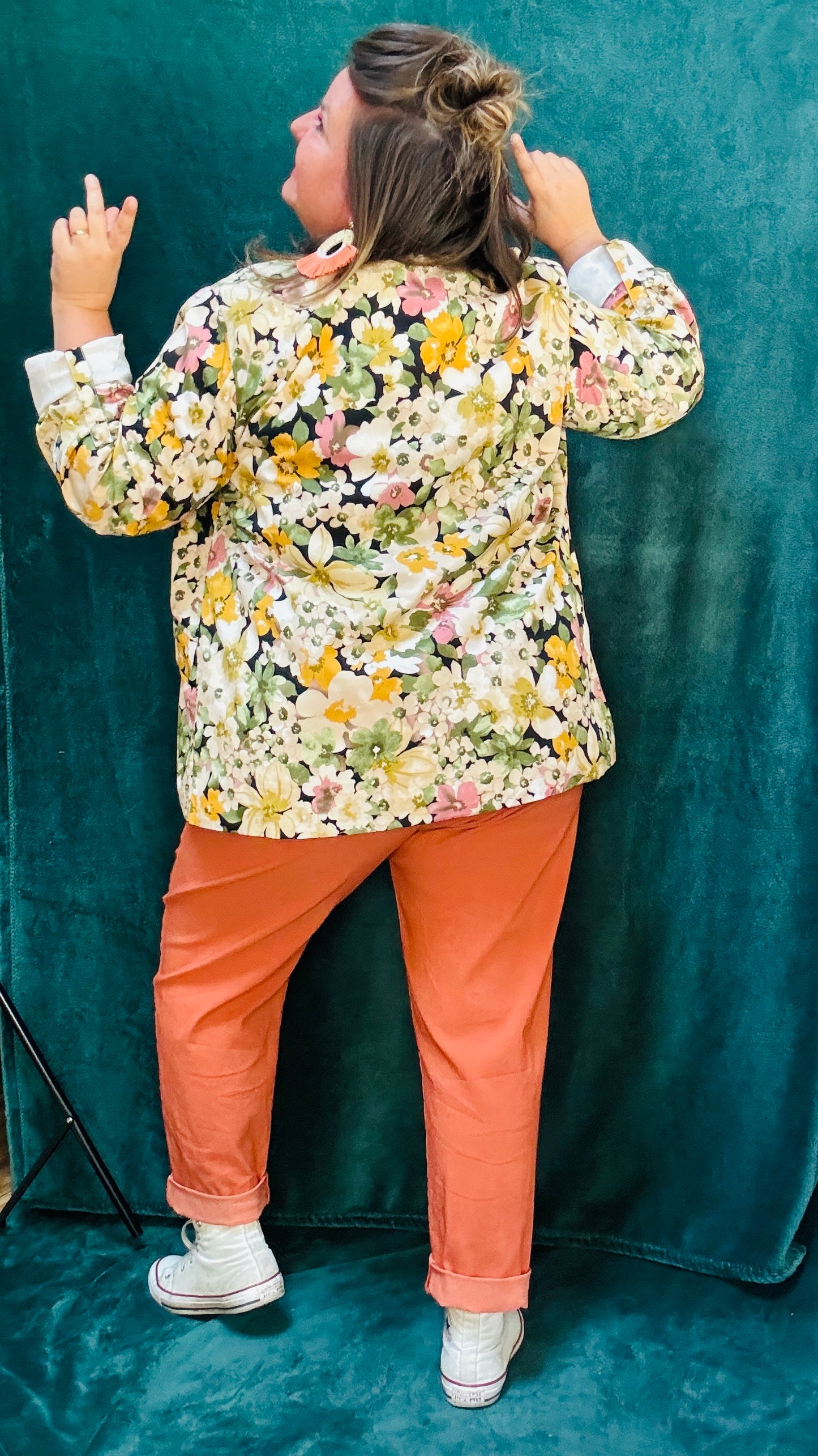 Ce blazer grande taille à motifs fleuris kaki colorés est la pièce qu'il vous faut pour exprimer votre personnalité et votre style avec une élégance et une touche artistique inégalée.