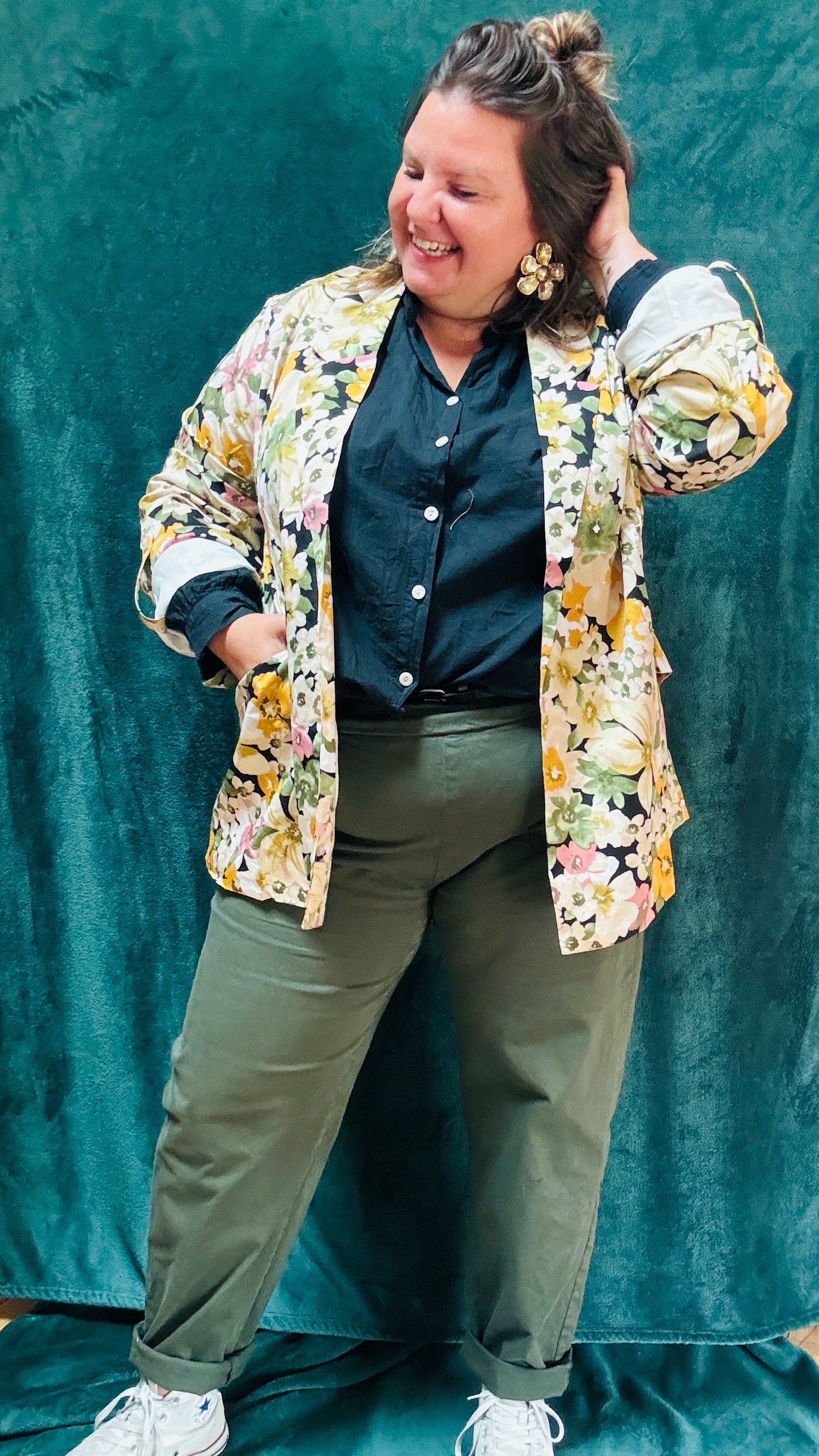 Ce blazer grande taille à motifs fleuris kaki colorés est la pièce qu'il vous faut pour exprimer votre personnalité et votre style avec une élégance et une touche artistique inégalée.