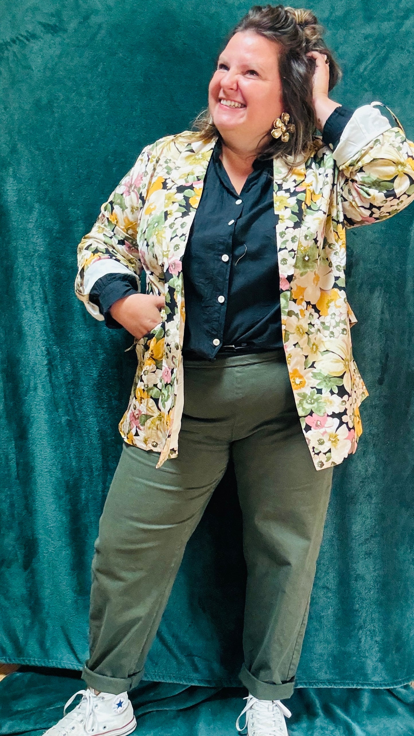 Ce blazer grande taille à motifs fleuris kaki colorés est la pièce qu'il vous faut pour exprimer votre personnalité et votre style avec une élégance et une touche artistique inégalée.