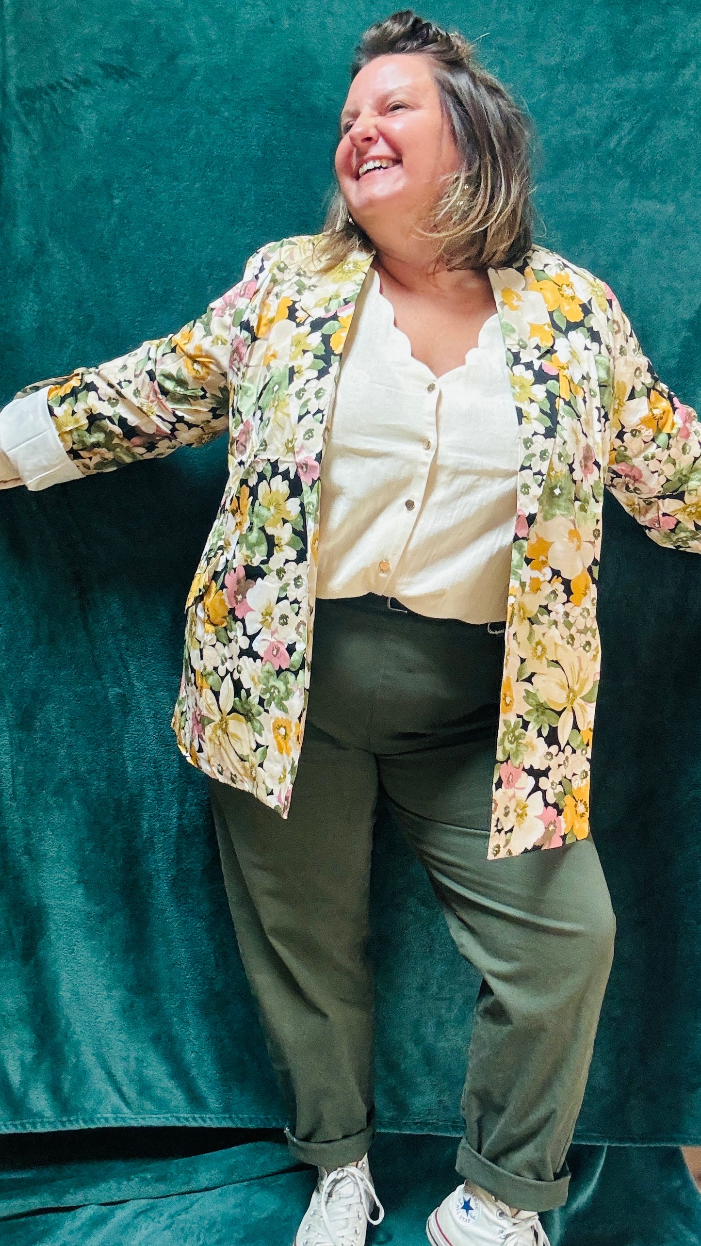 Ce blazer grande taille à motifs fleuris kaki colorés est la pièce qu'il vous faut pour exprimer votre personnalité et votre style avec une élégance et une touche artistique inégalée.