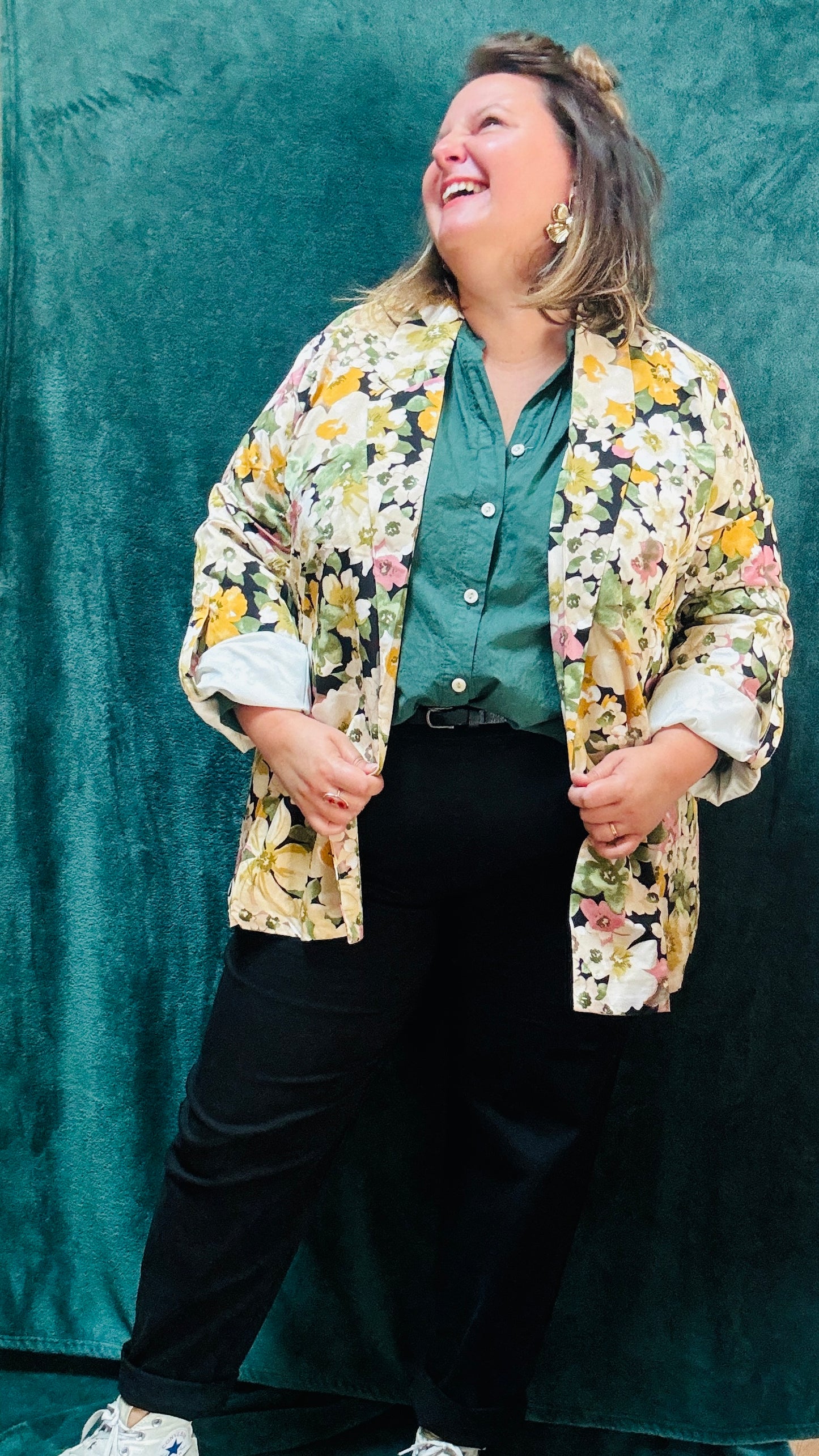 Ce blazer grande taille à motifs fleuris kaki colorés est la pièce qu'il vous faut pour exprimer votre personnalité et votre style avec une élégance et une touche artistique inégalée.