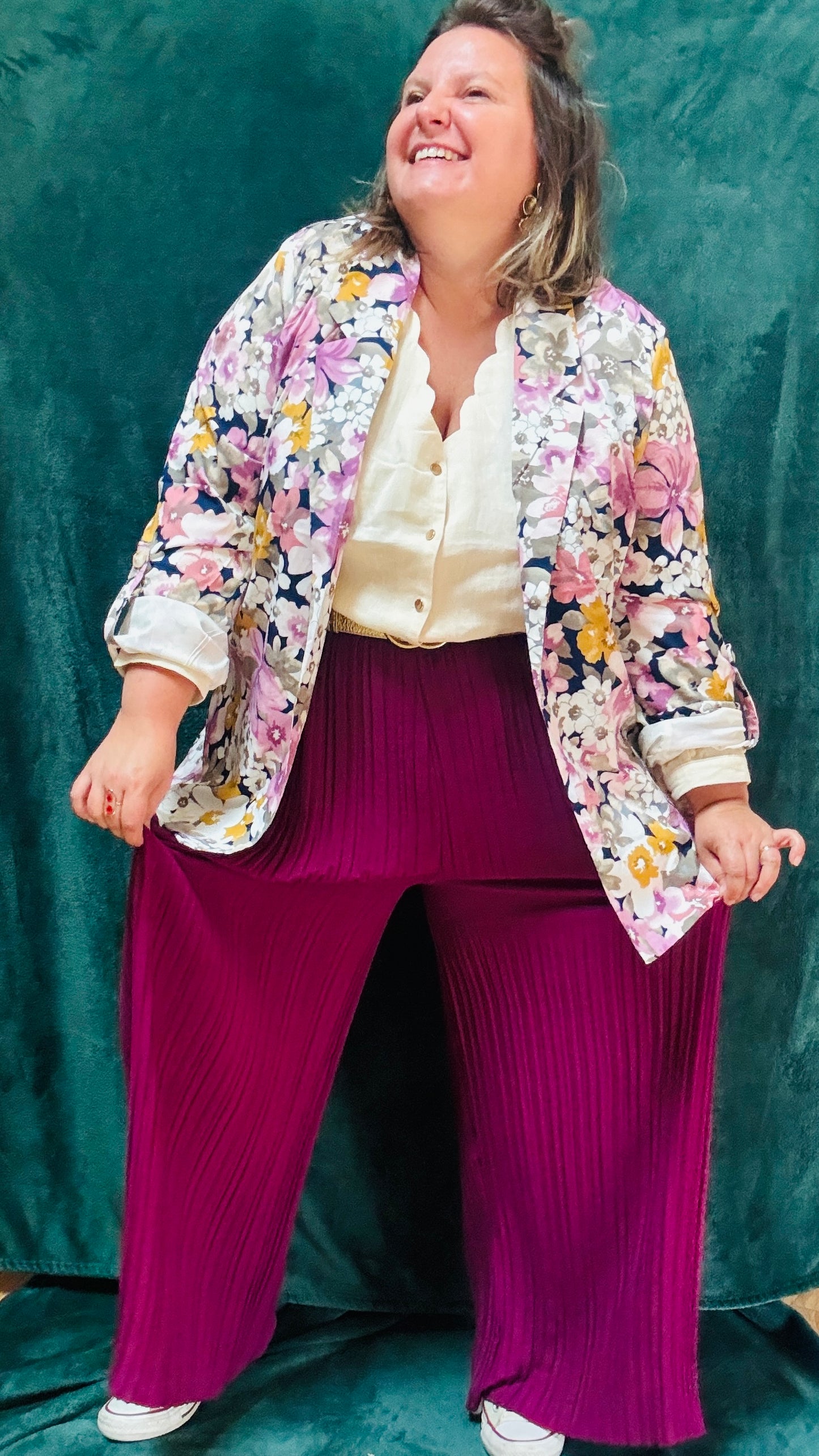 Ce blazer grande taille à motifs fleuris bleu marine et rose colorés est la pièce qu'il vous faut pour exprimer votre personnalité et votre style avec une élégance et une touche artistique inégalée.