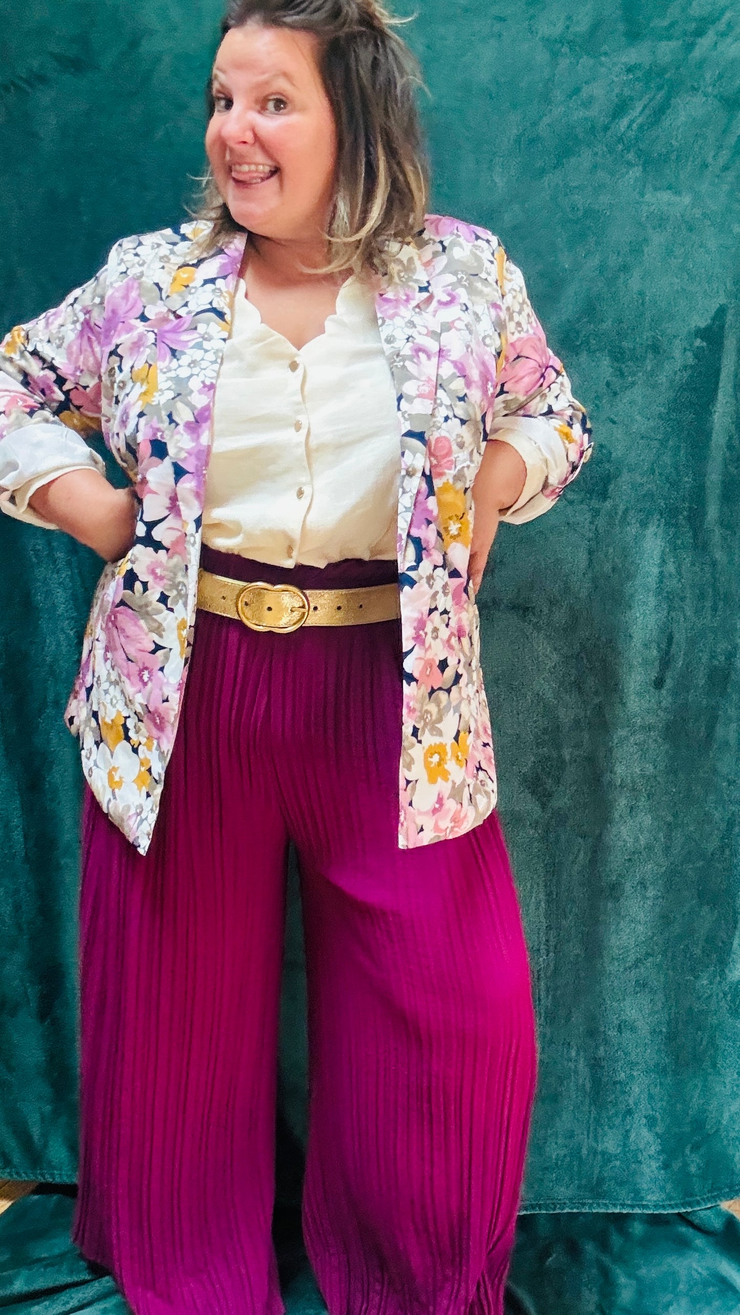 Ce blazer grande taille à motifs fleuris bleu marine et rose colorés est la pièce qu'il vous faut pour exprimer votre personnalité et votre style avec une élégance et une touche artistique inégalée.