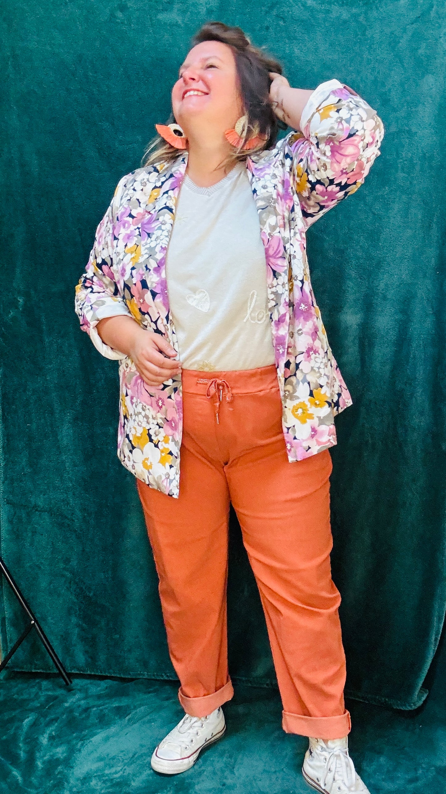 Ce blazer grande taille à motifs fleuris bleu marine et rose colorés est la pièce qu'il vous faut pour exprimer votre personnalité et votre style avec une élégance et une touche artistique inégalée.