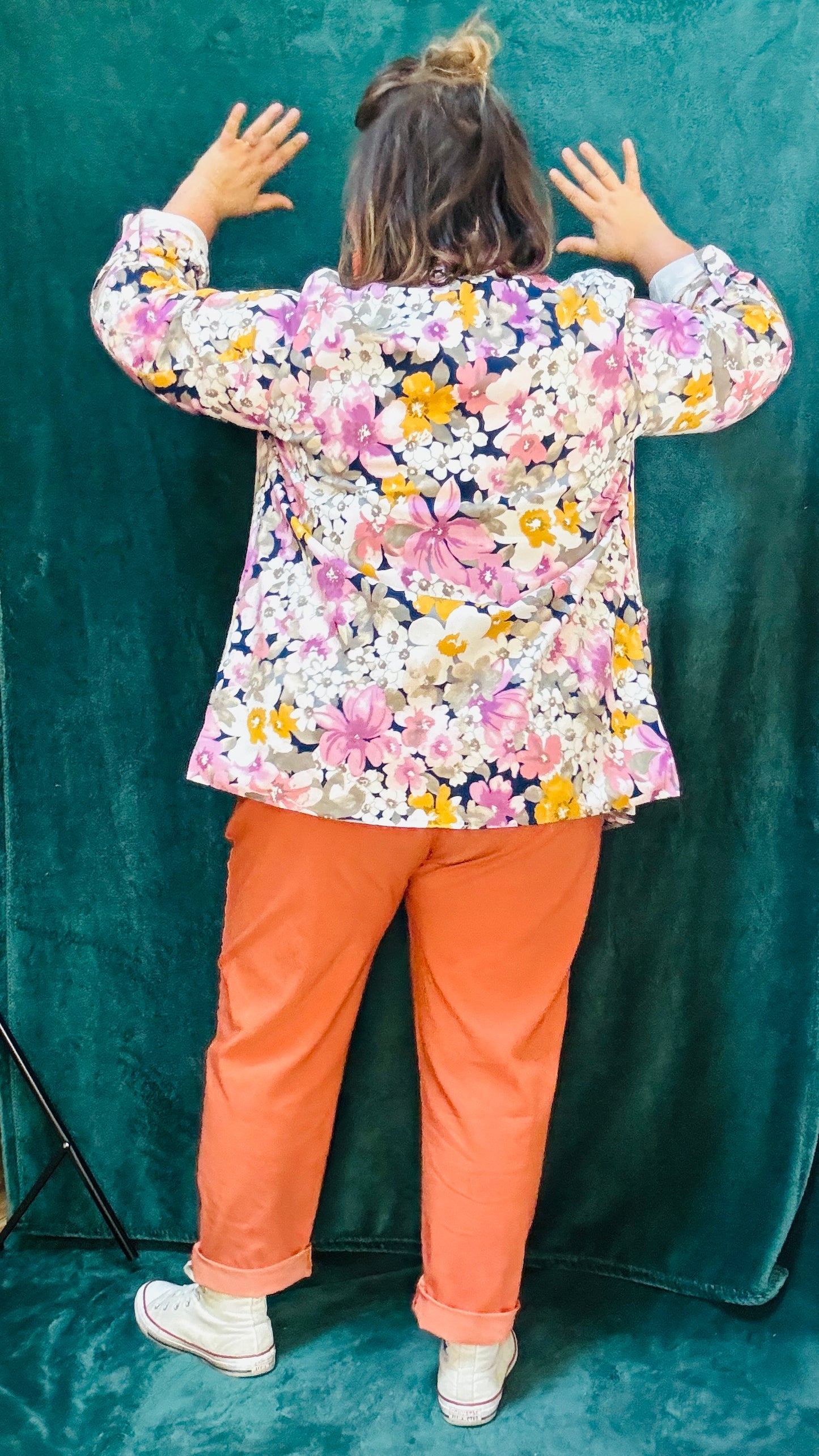 Ce blazer grande taille à motifs fleuris bleu marine et rose colorés est la pièce qu'il vous faut pour exprimer votre personnalité et votre style avec une élégance et une touche artistique inégalée.