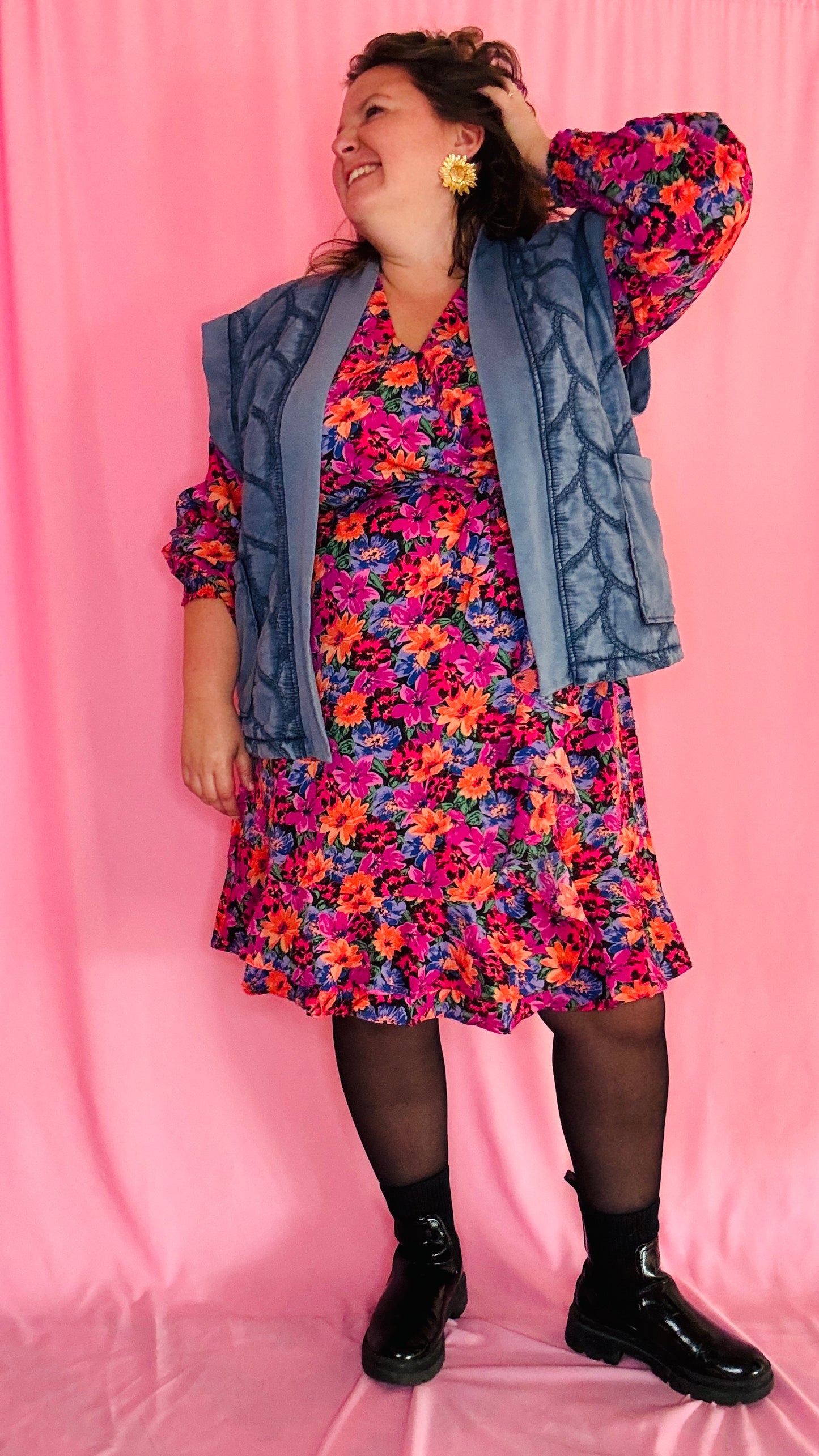 Cette veste sans manche matelassée bleu est parfaite pour les amatrices de looks colorés et créatifs, qui souhaitent ajouter une touche d’originalité et de chaleur à leur quotidien.