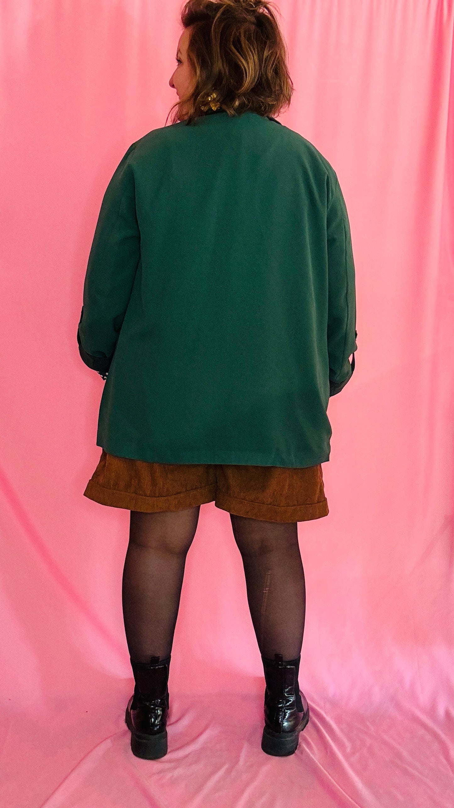 Ce blazer droit grande taille vert sapin est la pièce parfaite pour celles qui veulent allier confort et élégance avec une touche de modernité. De quoi apporter du peps pour un style personnalisé en toutes circonstances.