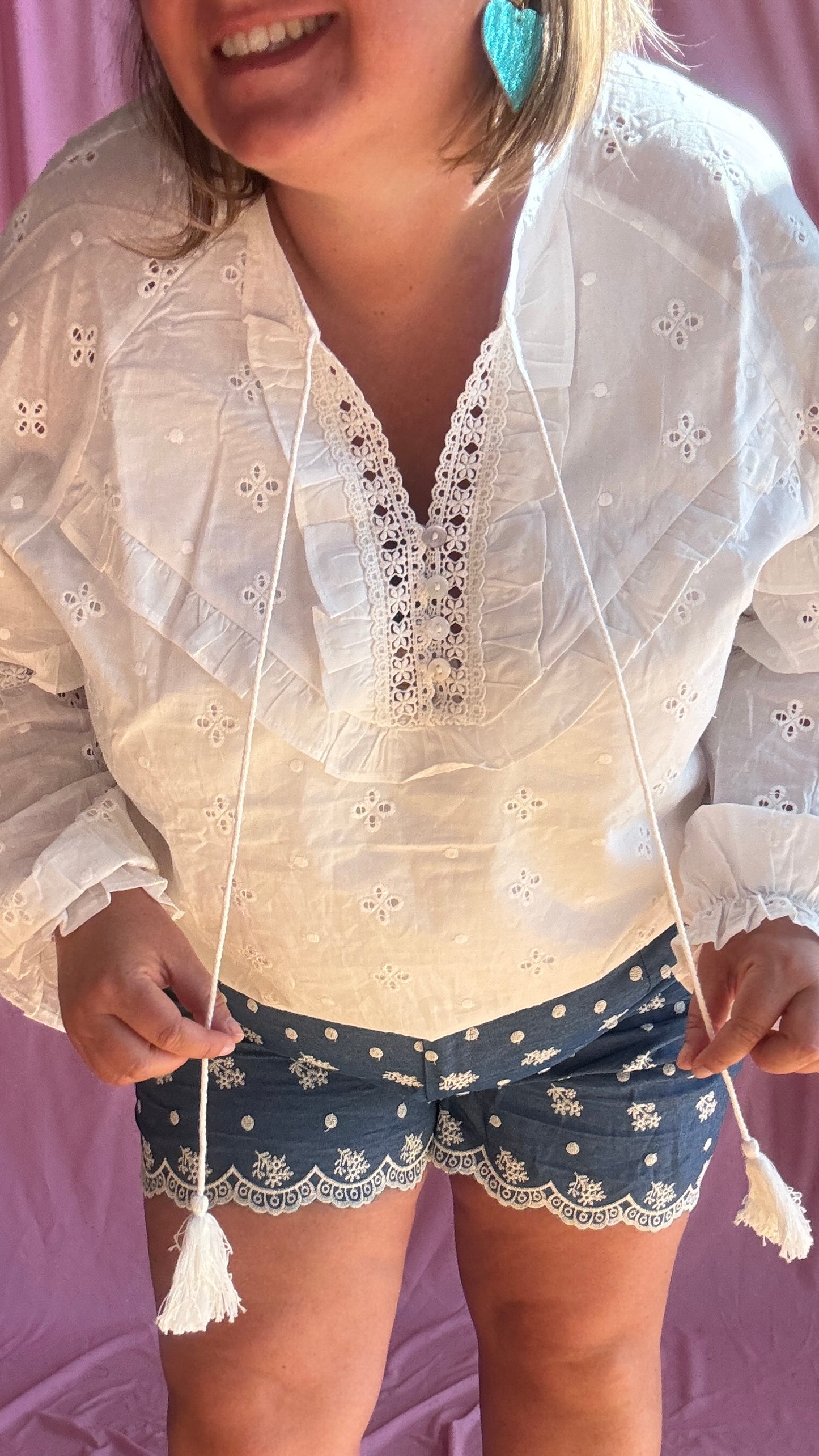 Laissez-vous charmer par cette blouse grande taille blanche, une pièce pleine de poésie et de féminité avec ses petits détail en broderie