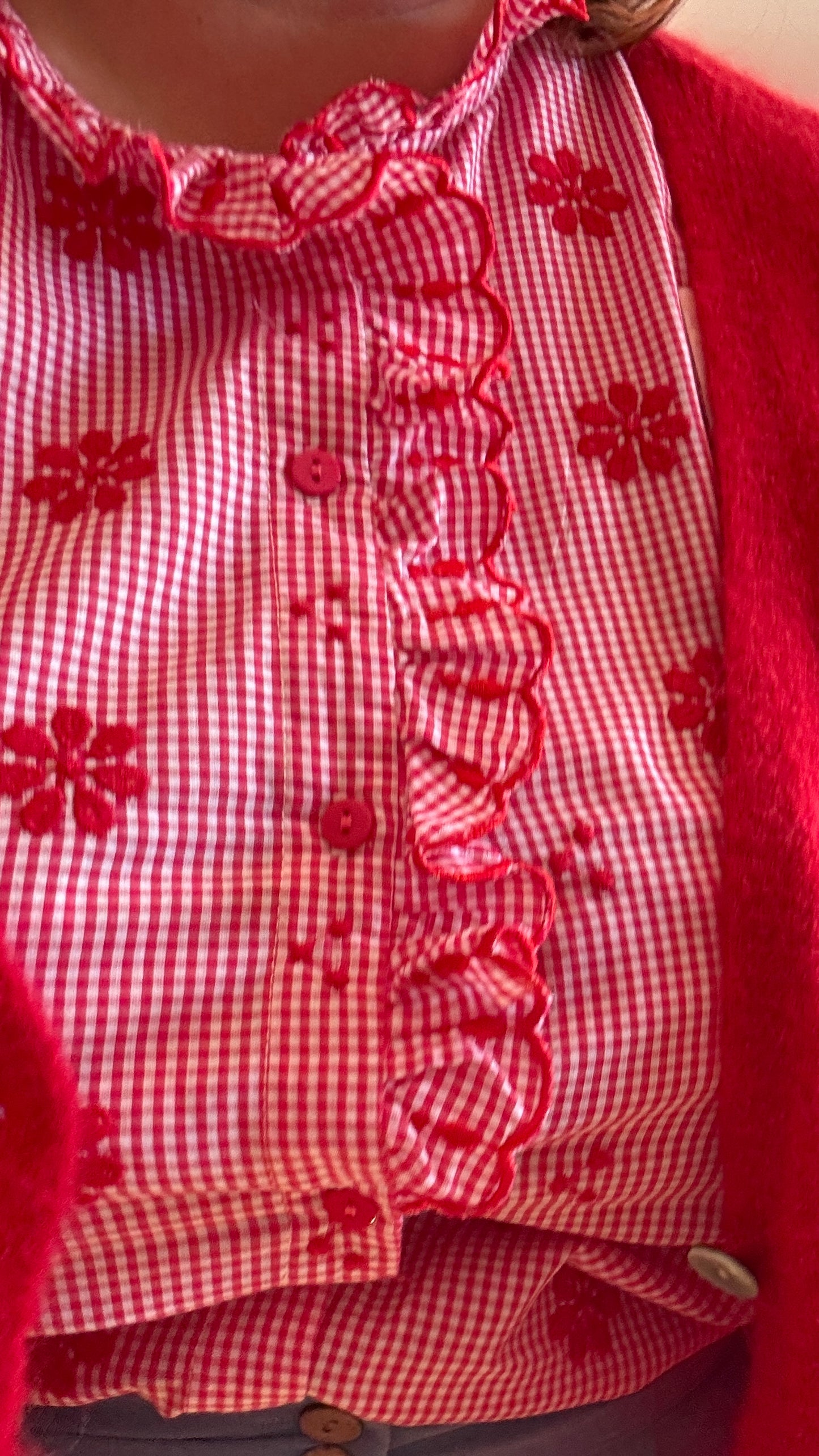 chemise grande taille lumineuse et pleine de bonne humeur carreaux et broderie rouge et blanc