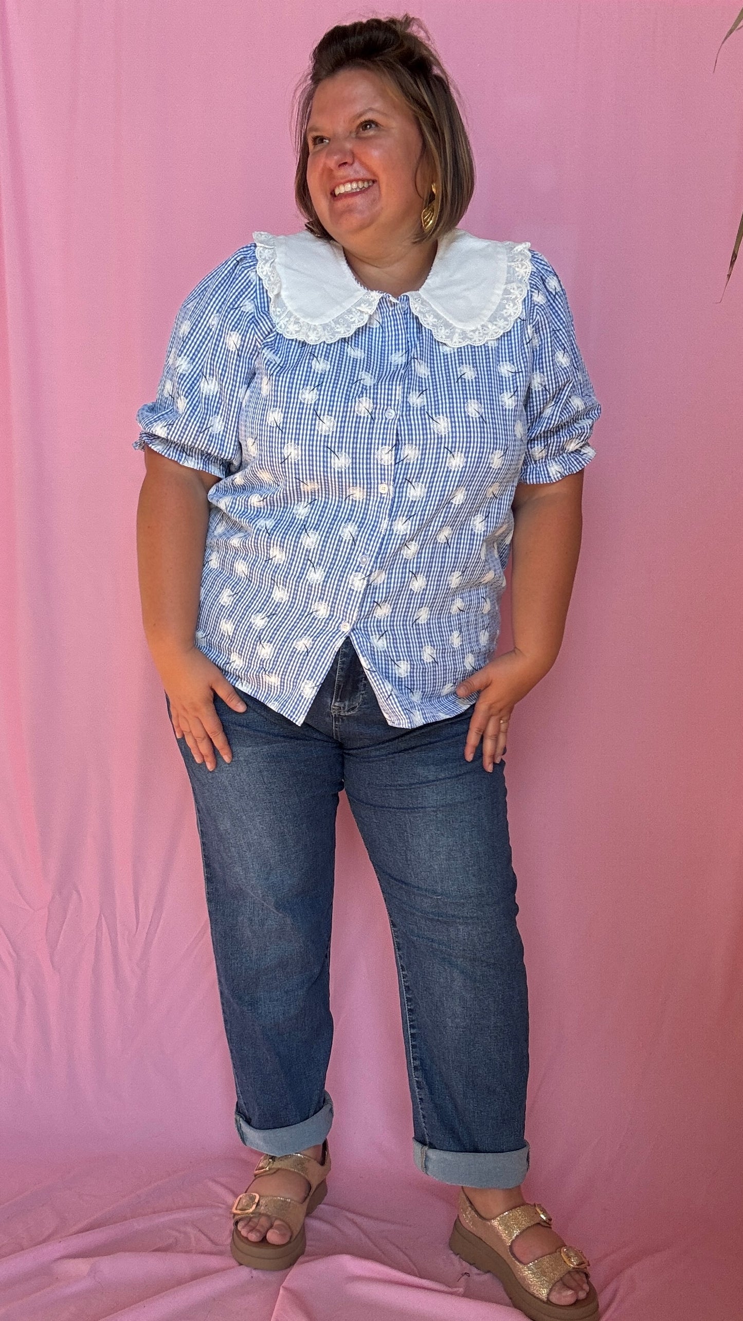 Une blouse grande taille col claudine bleu et blanche pleine de charme et de délicatesse, idéale pour sublimer tes looks du quotidien