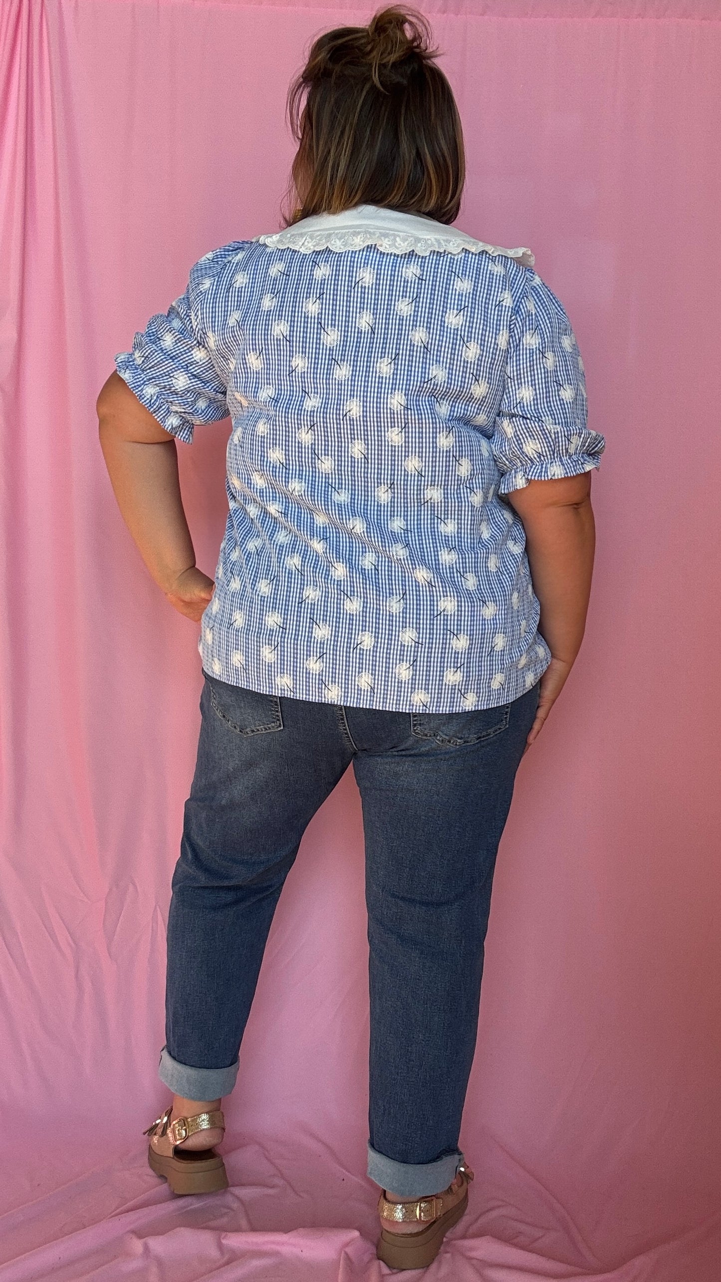 Une blouse grande taille col claudine bleu et blanche pleine de charme et de délicatesse, idéale pour sublimer tes looks du quotidien