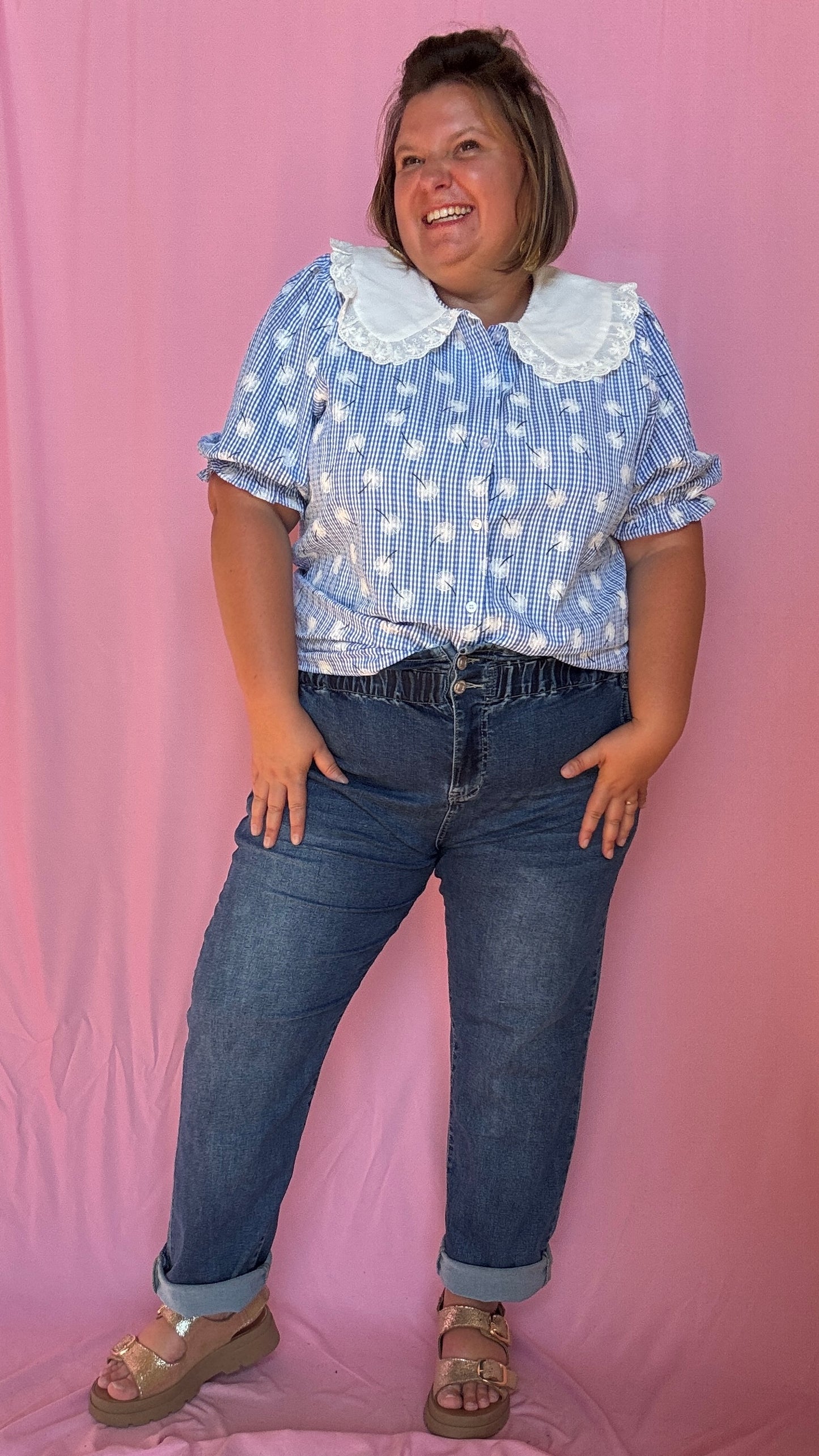 Une blouse grande taille col claudine bleu et blanche pleine de charme et de délicatesse, idéale pour sublimer tes looks du quotidien
