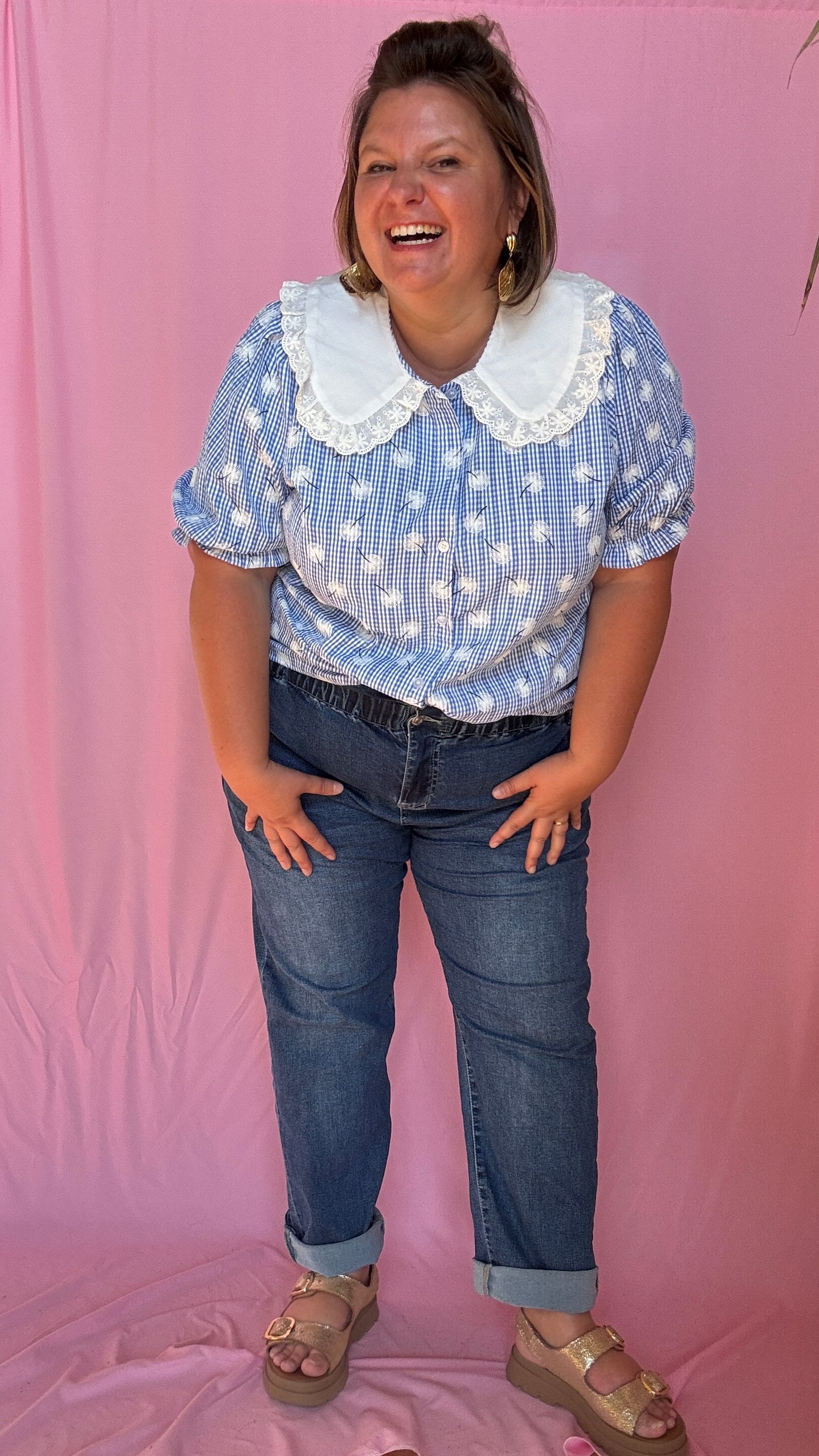 Une blouse grande taille col claudine bleu et blanche pleine de charme et de délicatesse, idéale pour sublimer tes looks du quotidien