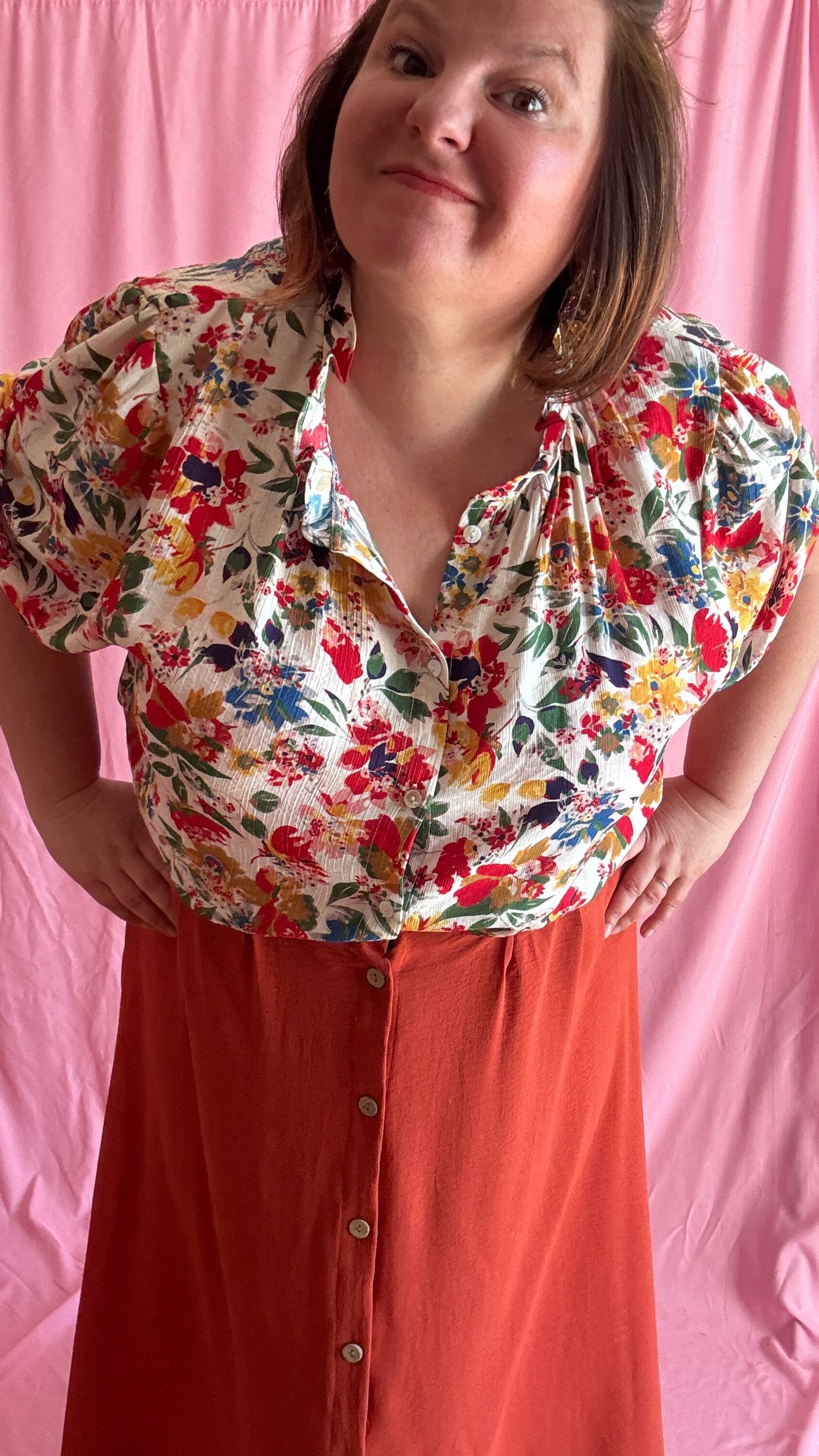 Blouse manche courte grande taille légère motifs fleuris aux tons moutarde, camel, beige et kaki réchauffent instantanément le look