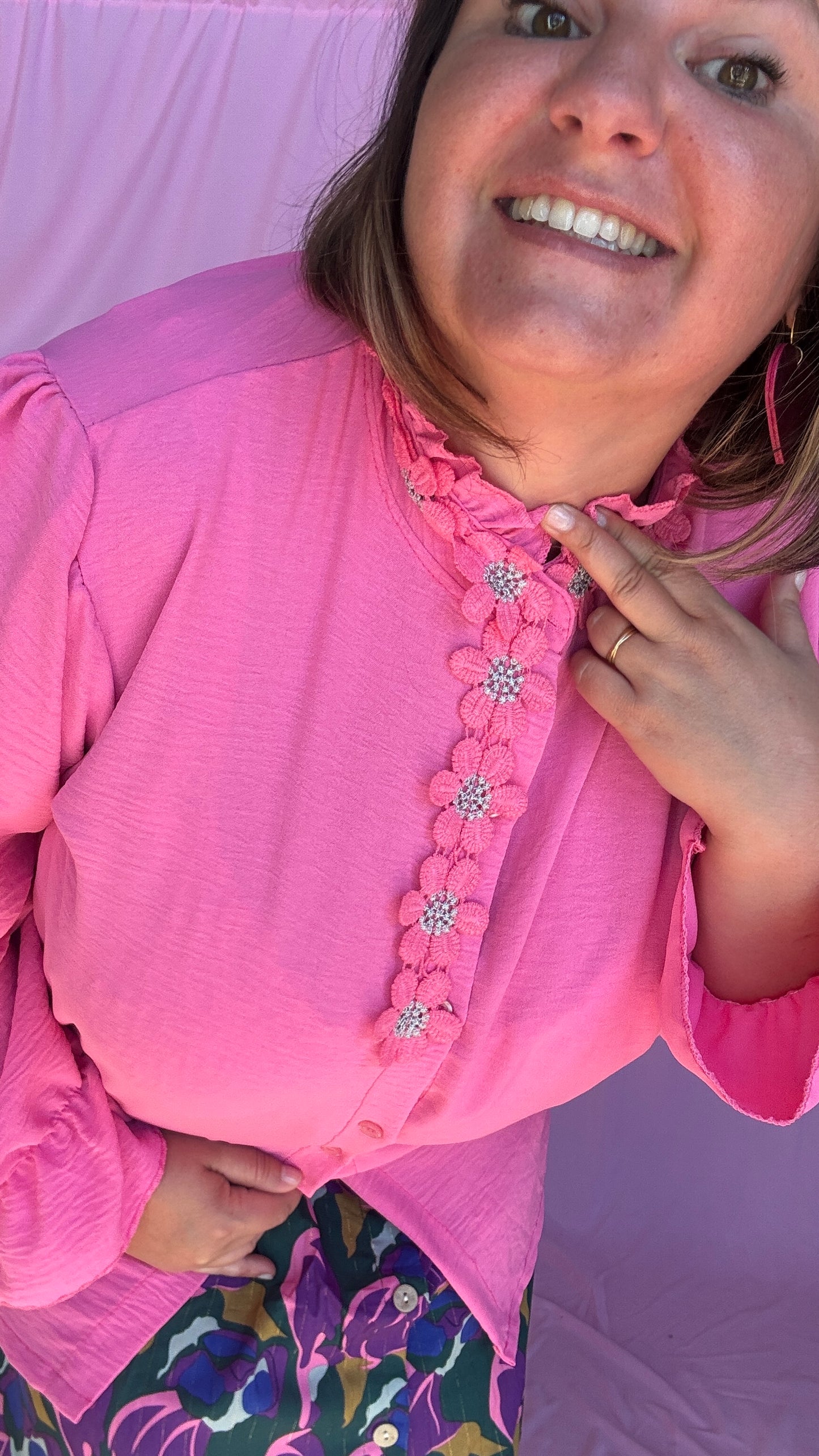 Craquez pour cette blouse grande taille manches longues rose couleur tendre et féminine qui illumine le teint.