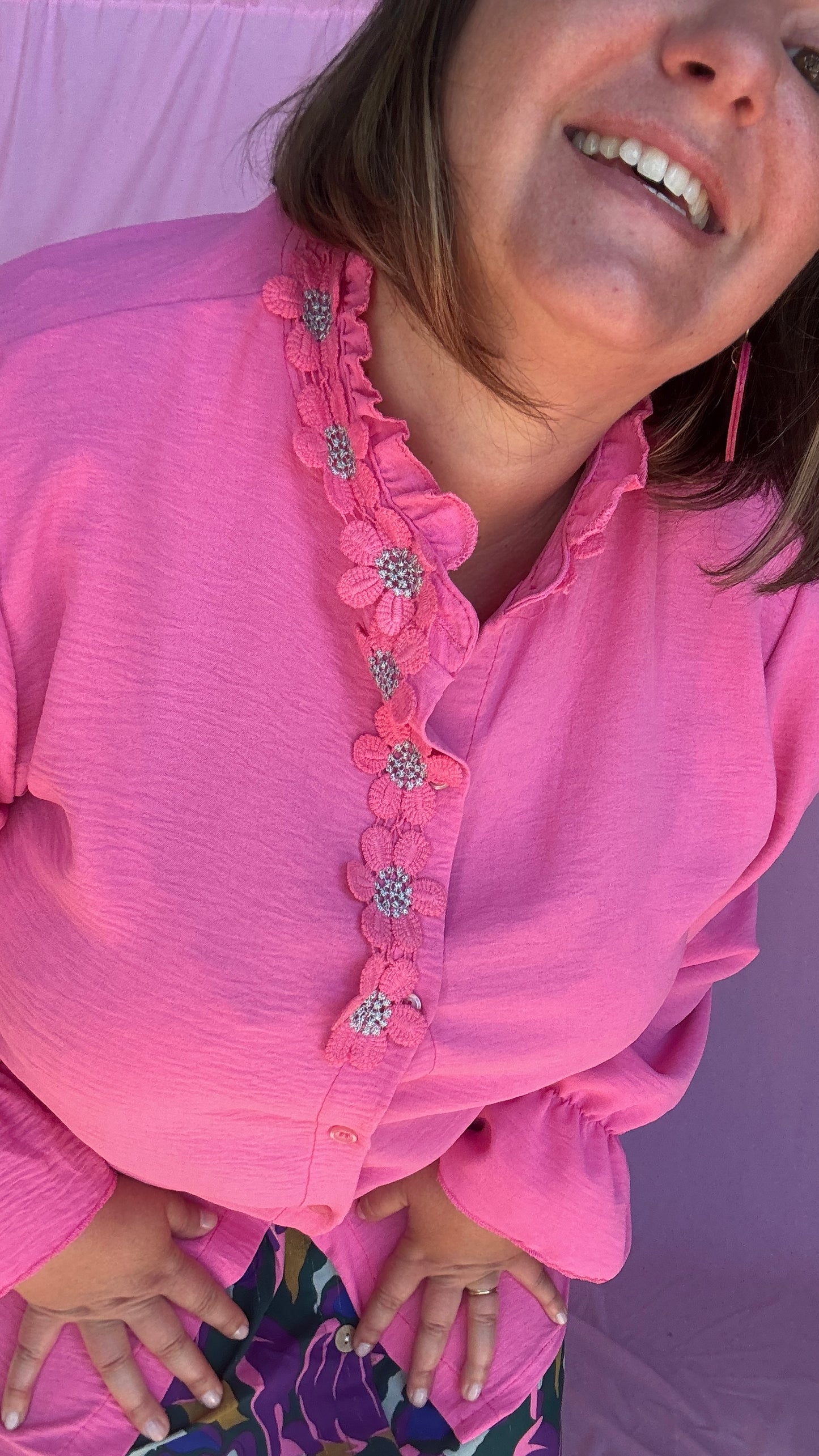 Craquez pour cette blouse grande taille manches longues rose couleur tendre et féminine qui illumine le teint.