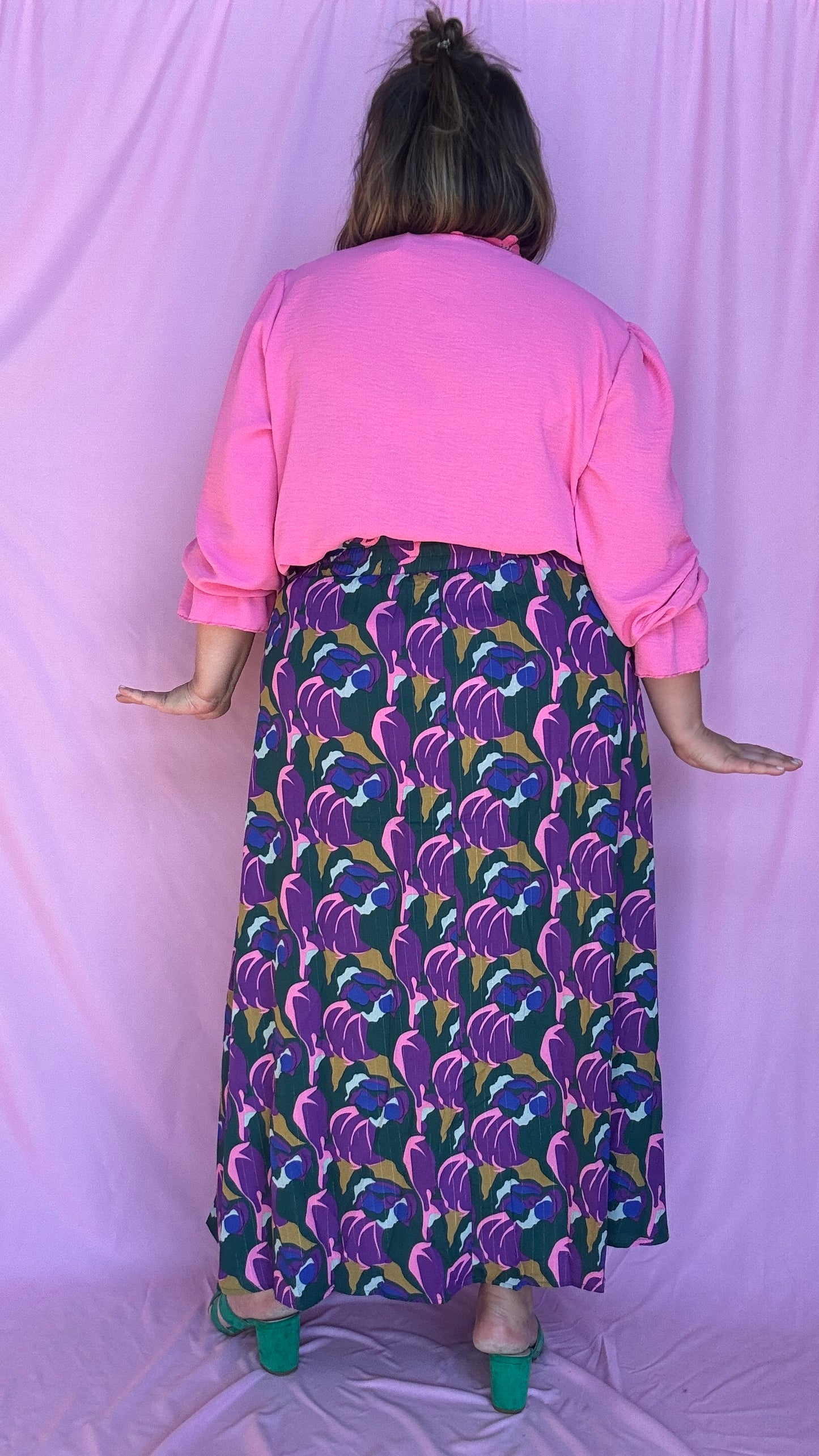 Craquez pour cette blouse grande taille manches longues rose couleur tendre et féminine qui illumine le teint.