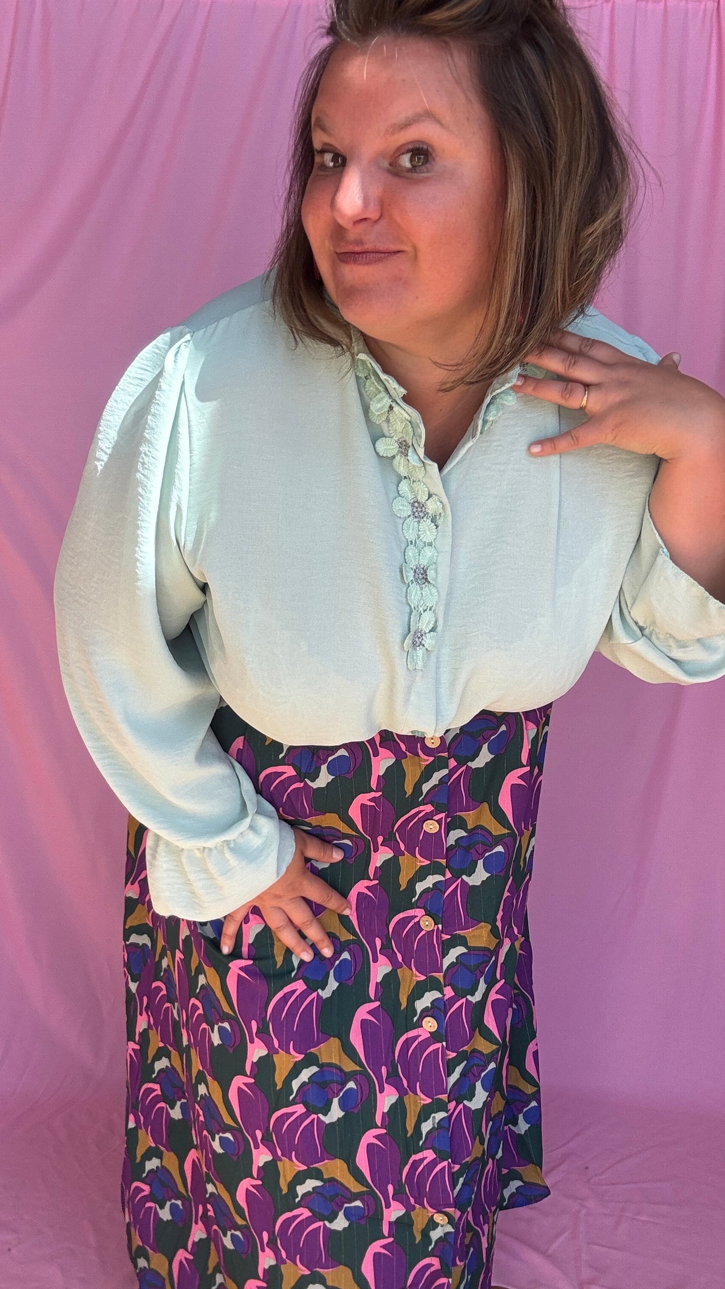 Craquez pour cette blouse grande taille manches longues vert d'eau couleur tendre et féminine qui illumine le teint.