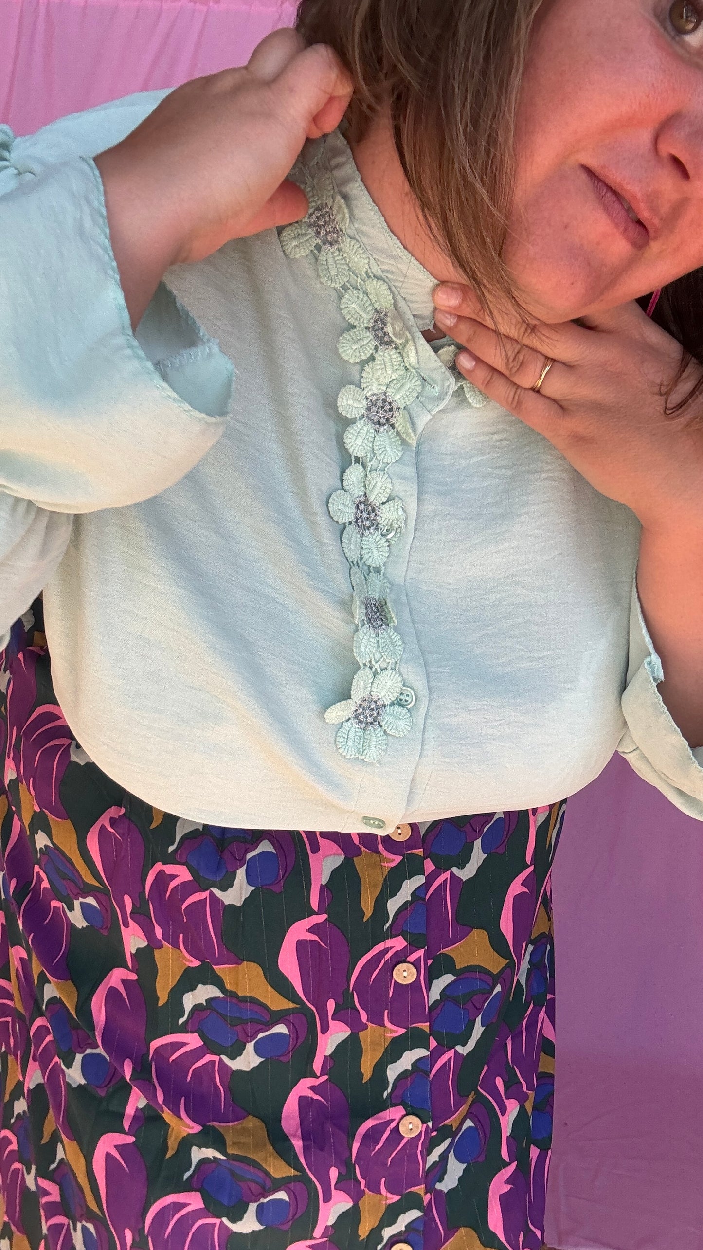 Craquez pour cette blouse grande taille manches longues vert d'eau couleur tendre et féminine qui illumine le teint.