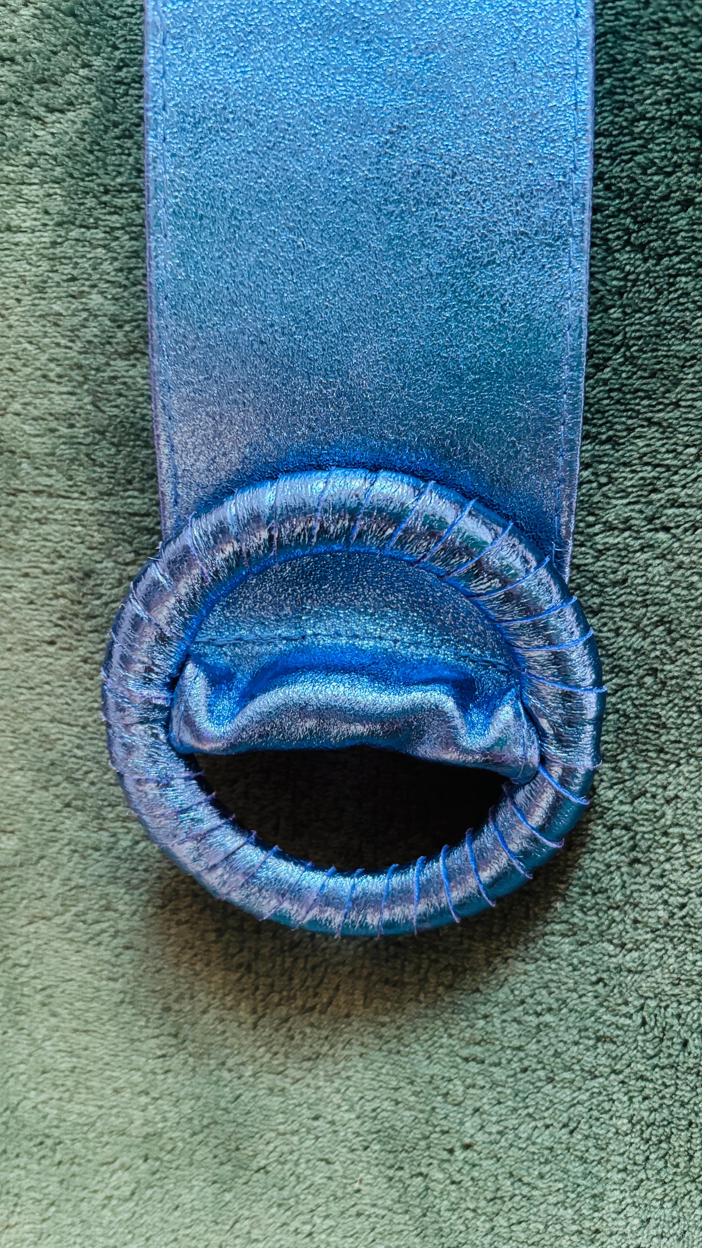 Avec cette ceinture grande taille en cuir bleu roi et pailleté, donnez du peps à votre garde-robe et transformez chaque tenue en une véritable œuvre d'art. Que ce soit pour une sortie décontractée ou une occasion particulière, cette ceinture est l'accessoire parfait pour ajouter une touche de sophistication et de luminosité à votre look.