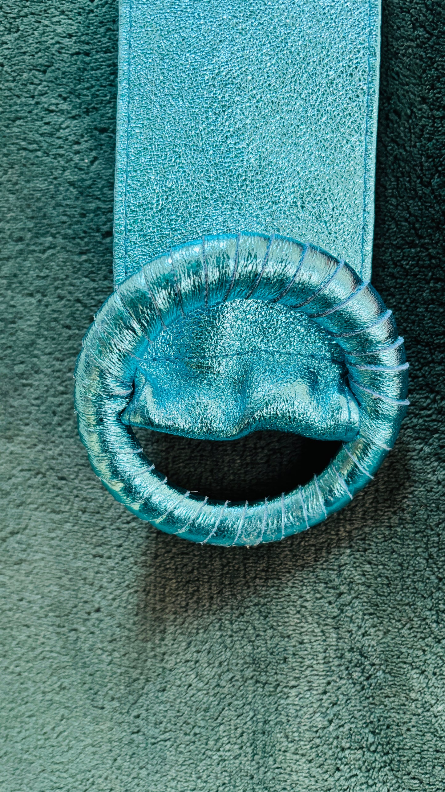 Avec cette ceinture grande taille en cuir bleu turquoise et pailleté, donnez du peps à votre garde-robe et transformez chaque tenue en une véritable œuvre d'art. Que ce soit pour une sortie décontractée ou une occasion particulière, cette ceinture est l'accessoire parfait pour ajouter une touche de sophistication et de luminosité à votre look.