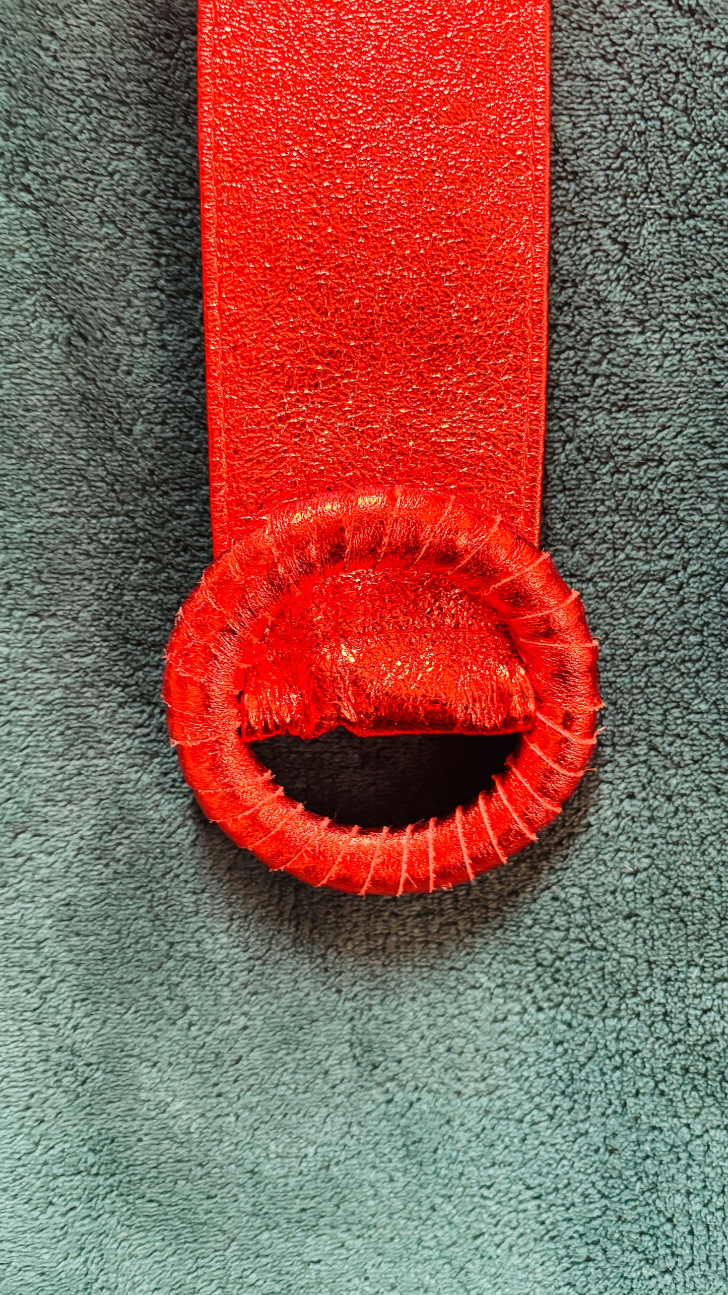 Avec cette ceinture grande taille en cuir orange et pailleté, donnez du peps à votre garde-robe et transformez chaque tenue en une véritable œuvre d'art. Que ce soit pour une sortie décontractée ou une occasion particulière, cette ceinture est l'accessoire parfait pour ajouter une touche de sophistication et de luminosité à votre look.