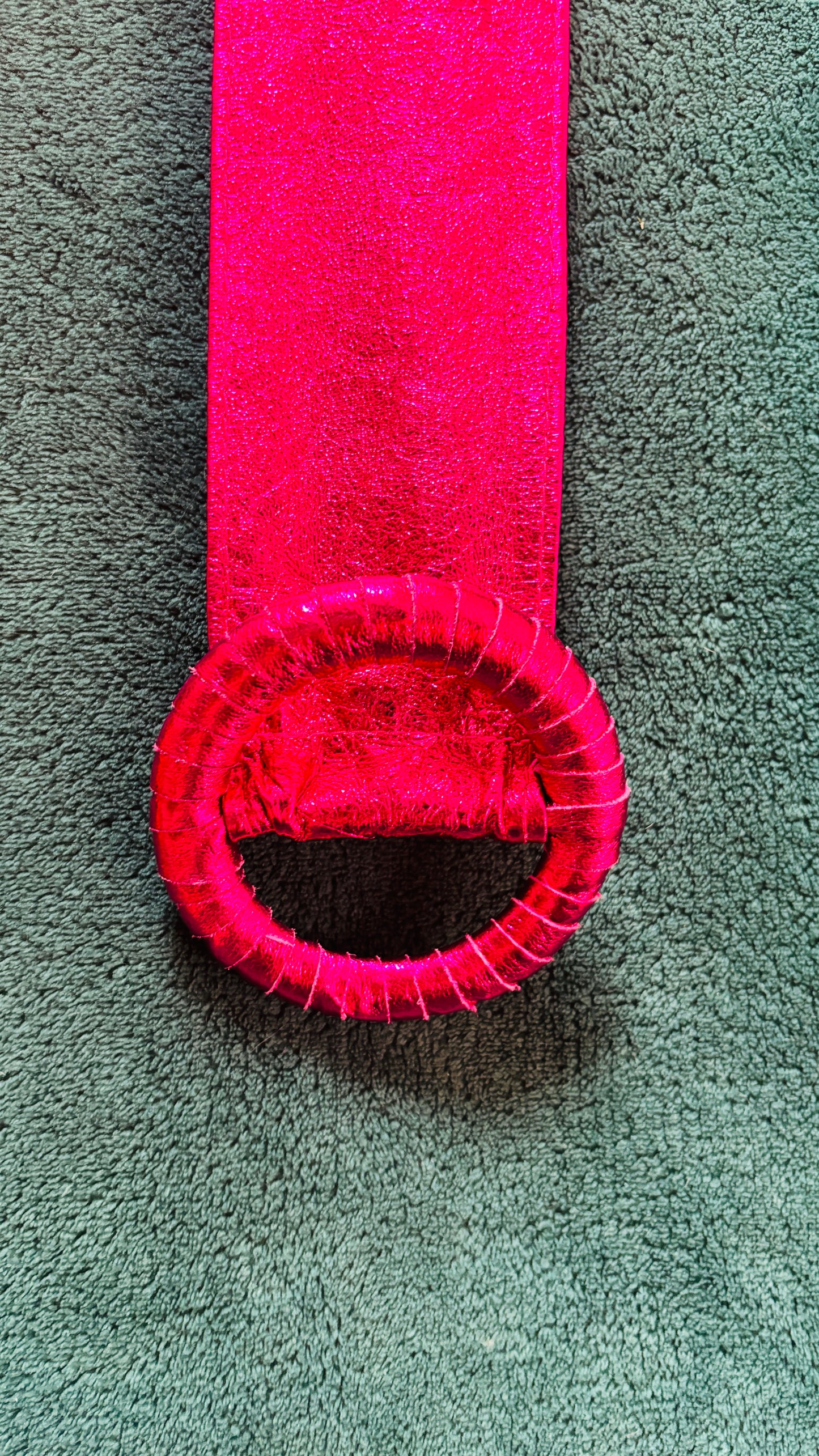 Avec cette ceinture grande taille en cuir rose fuchsia et pailleté, donnez du peps à votre garde-robe et transformez chaque tenue en une véritable œuvre d'art. Que ce soit pour une sortie décontractée ou une occasion particulière, cette ceinture est l'accessoire parfait pour ajouter une touche de sophistication et de luminosité à votre look.